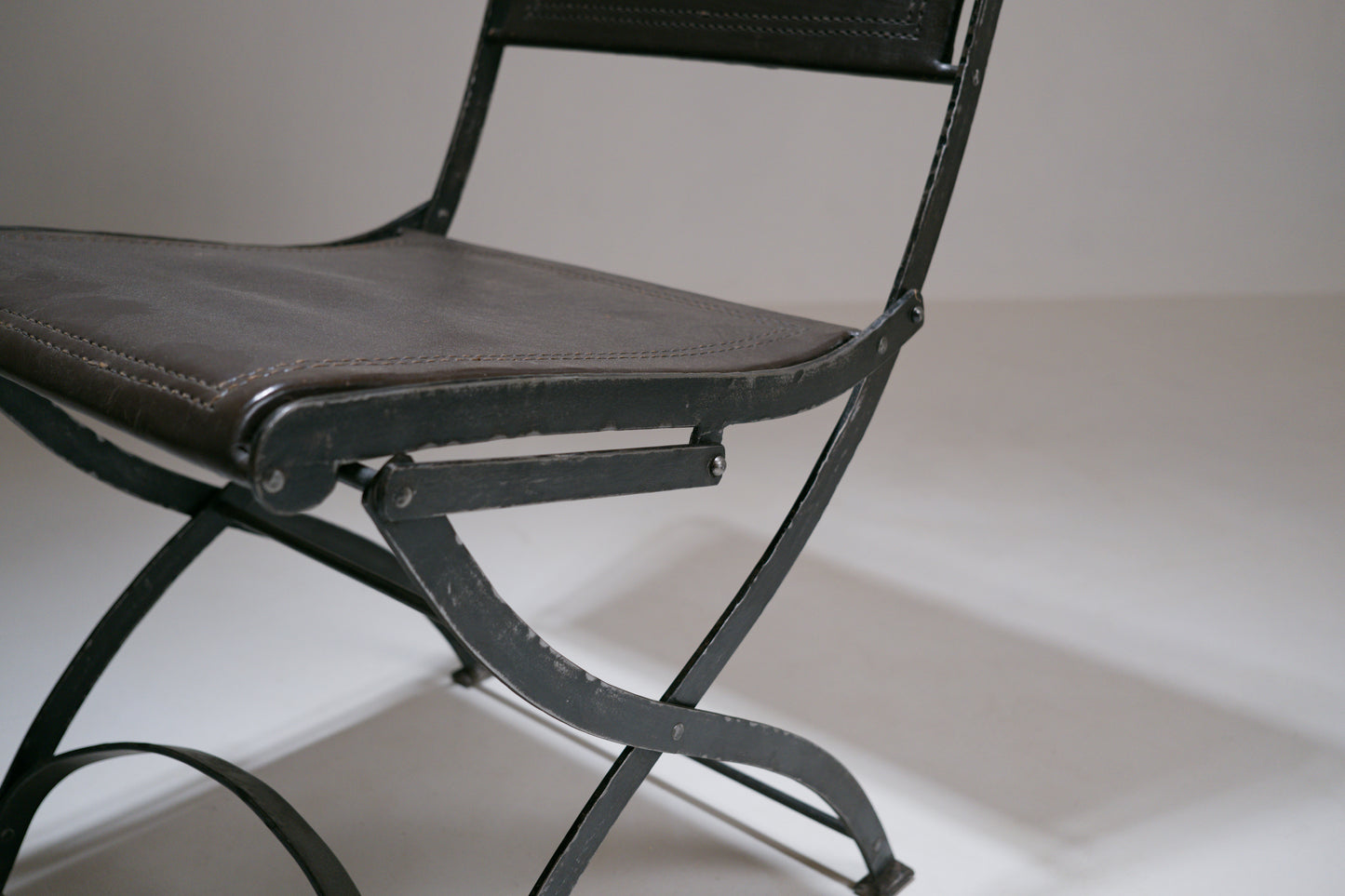 Chaise pliante en fer forgé et cuir - 1950