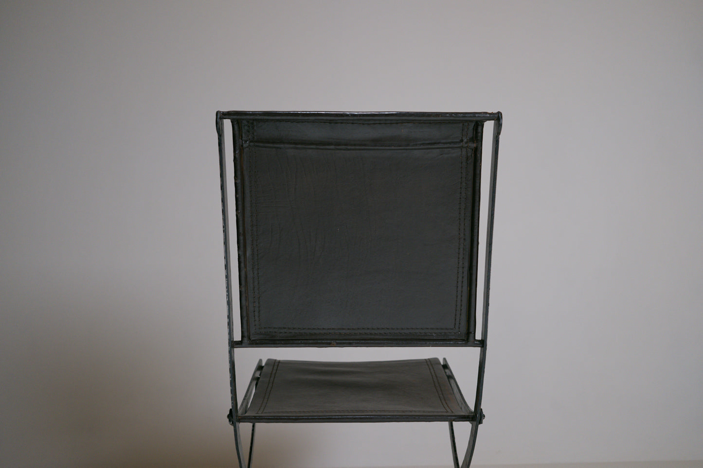 Chaise pliante en fer forgé et cuir - 1950