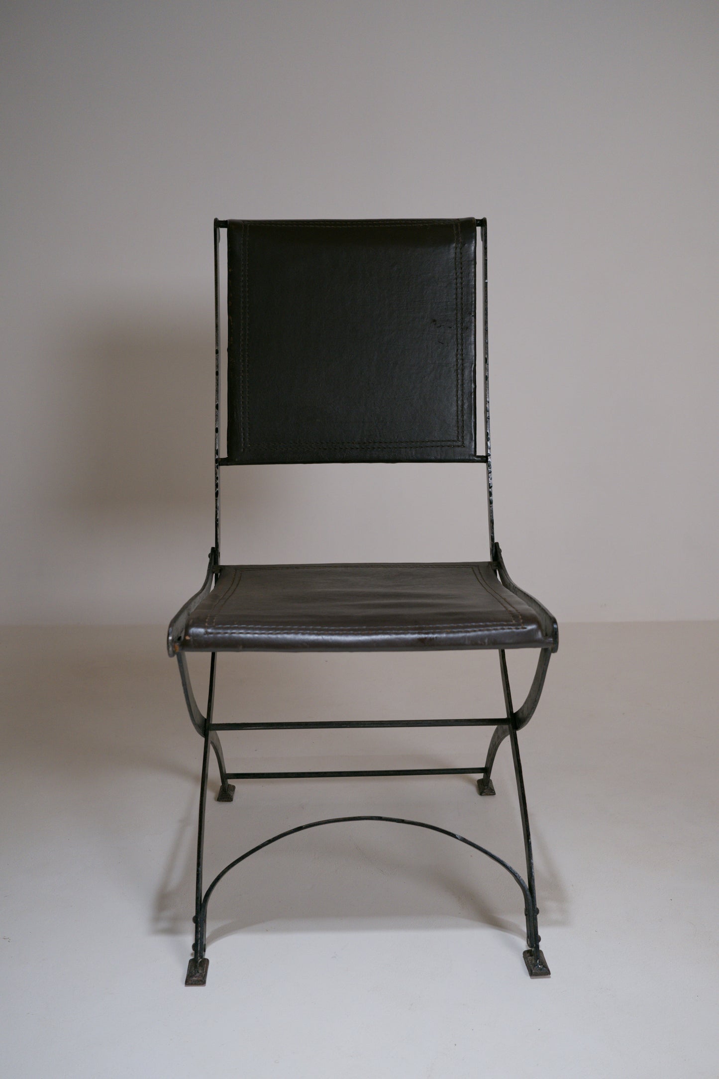 Chaise pliante en fer forgé et cuir - 1950