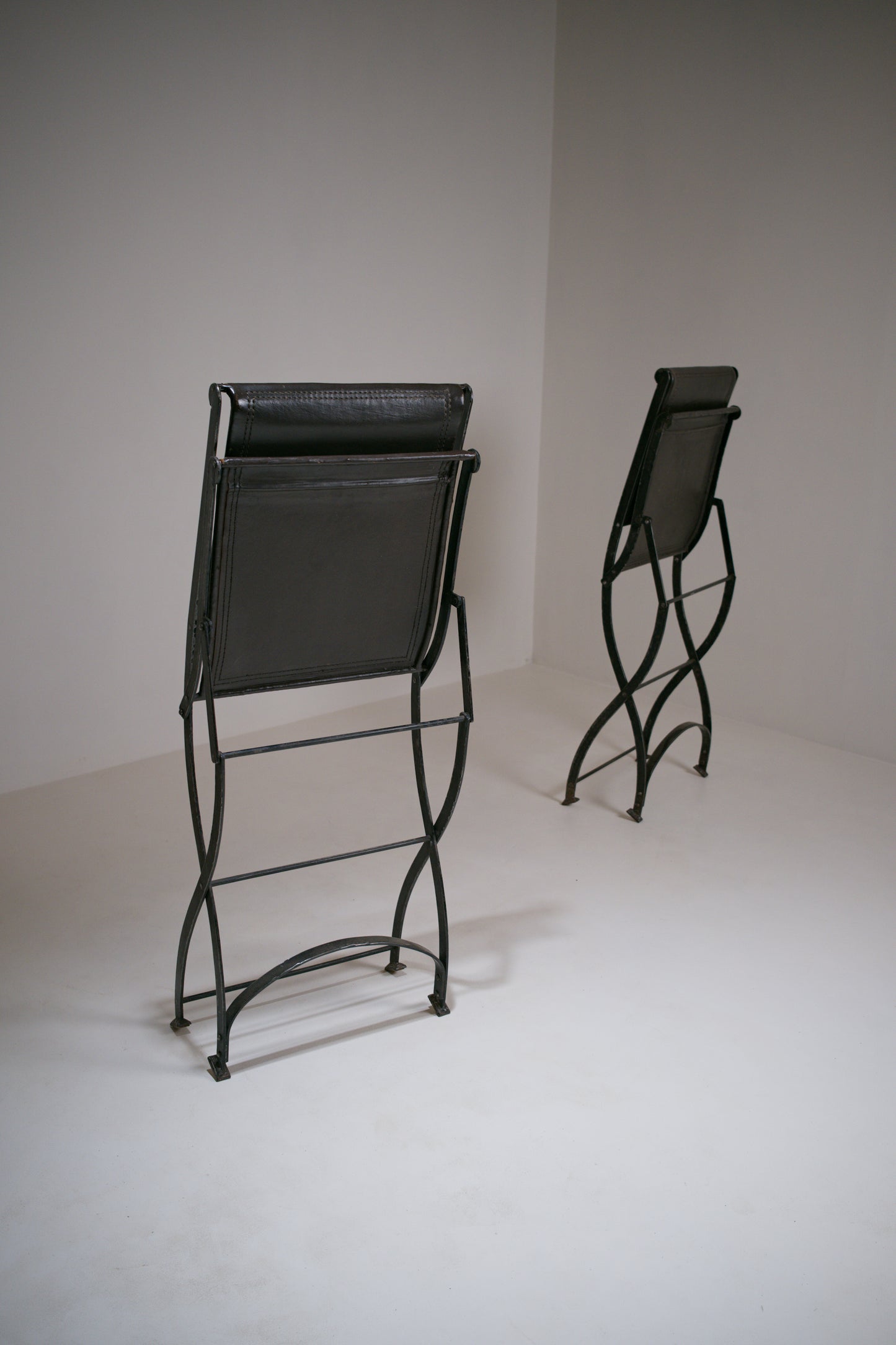 Chaise pliante en fer forgé et cuir - 1950