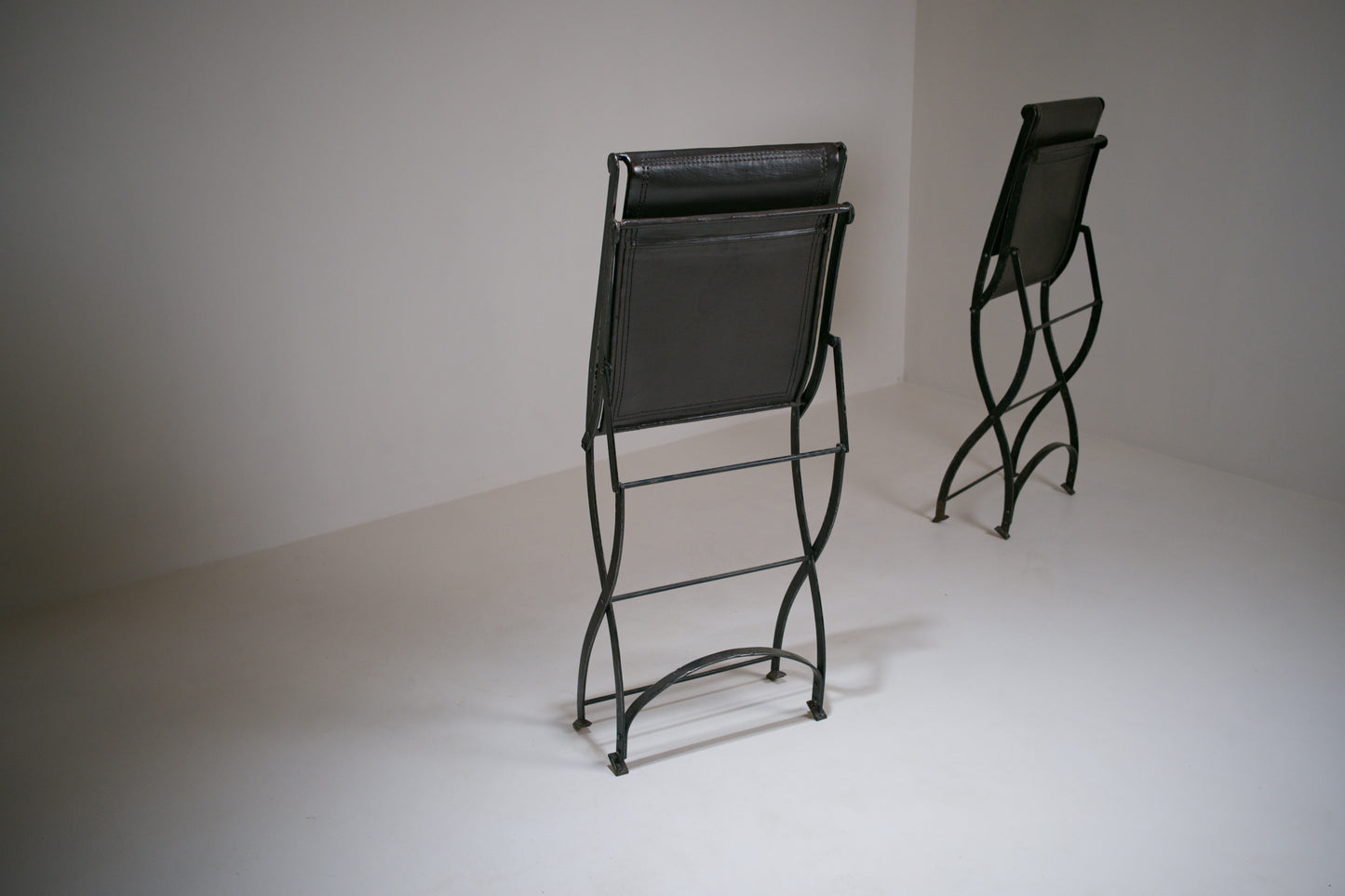 Chaise pliante en fer forgé et cuir - 1950