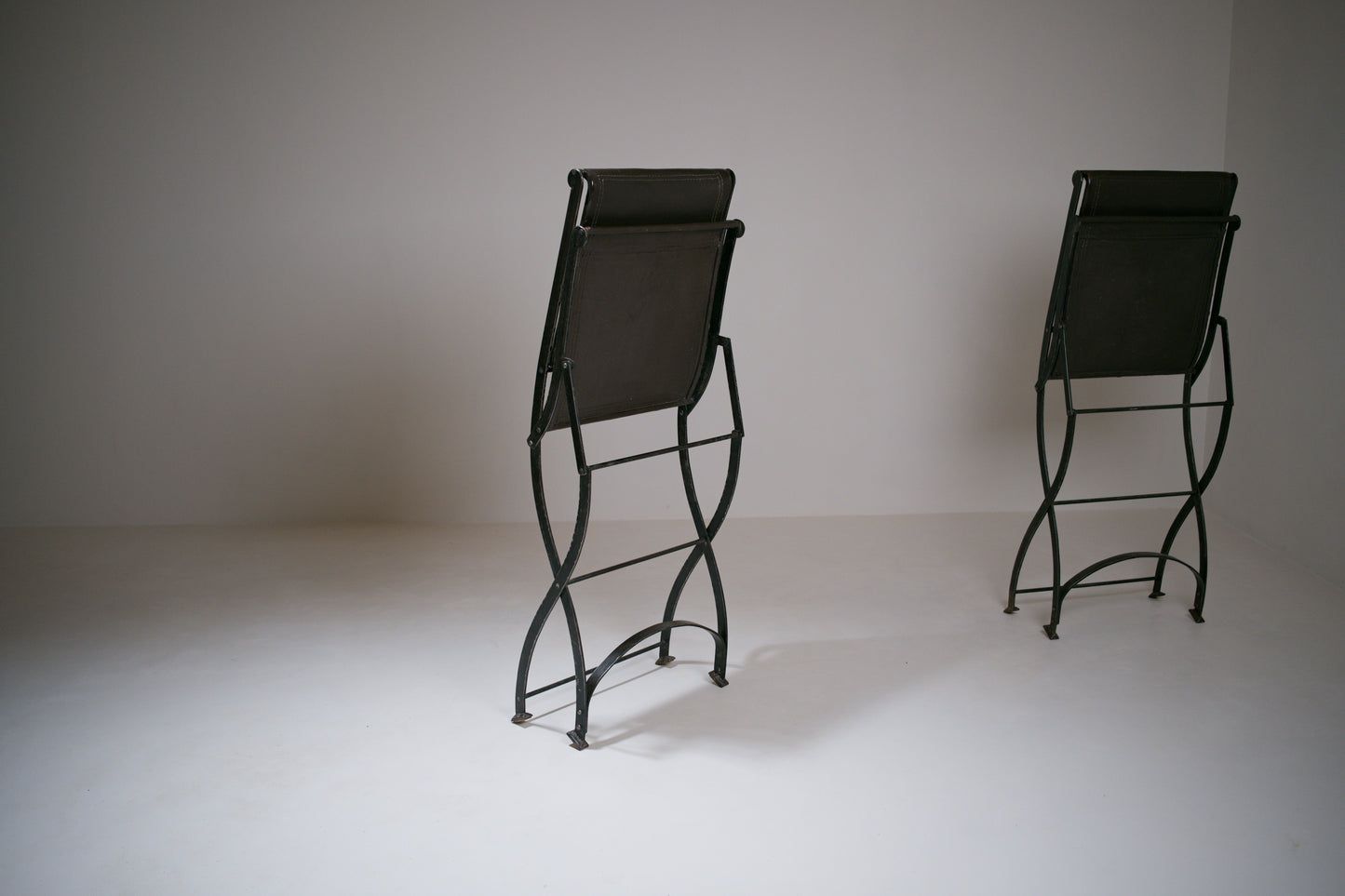 Chaise pliante en fer forgé et cuir - 1950