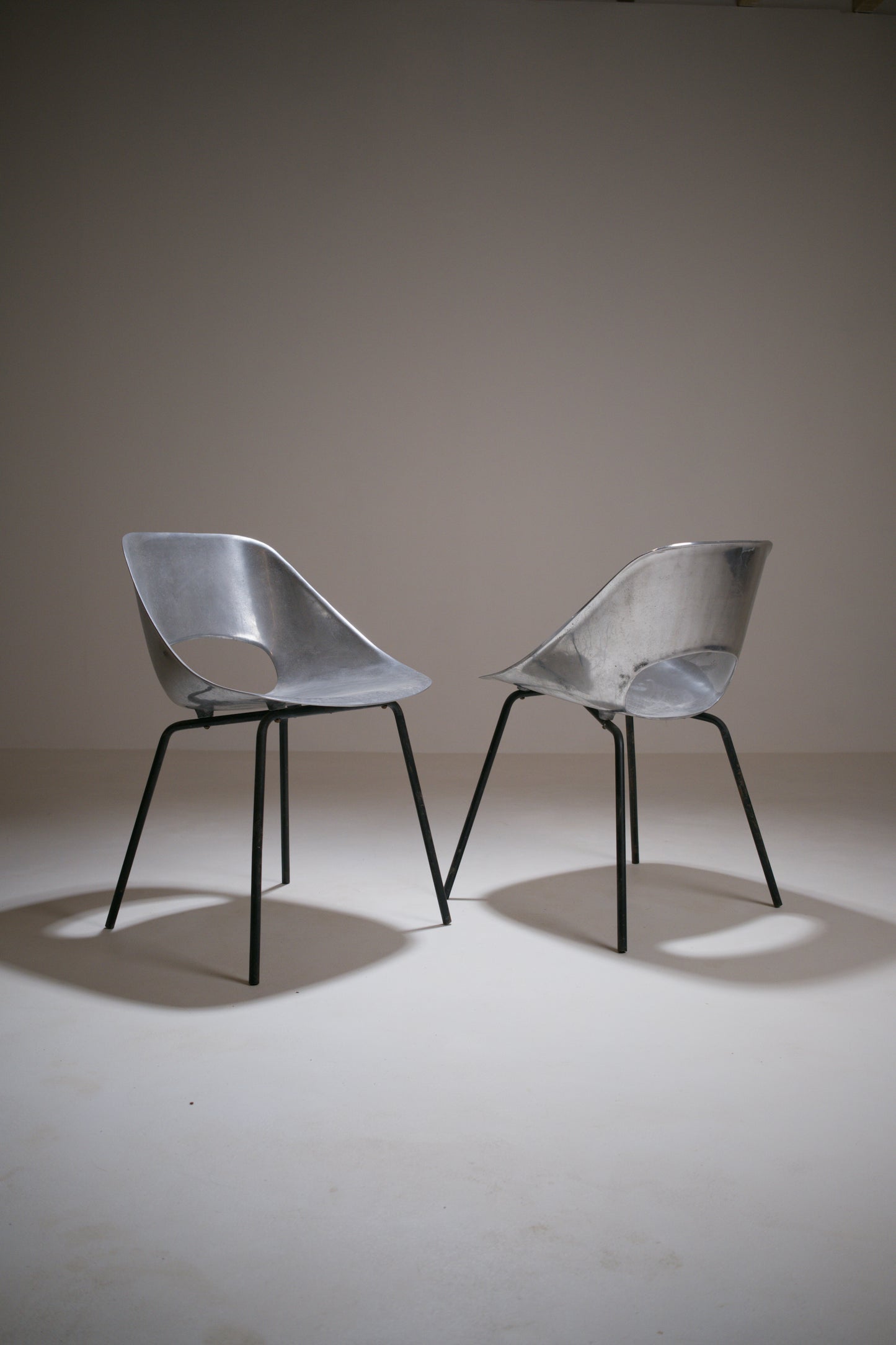 Paire de chaises en fonte d'aluminium par Pierre Guariche