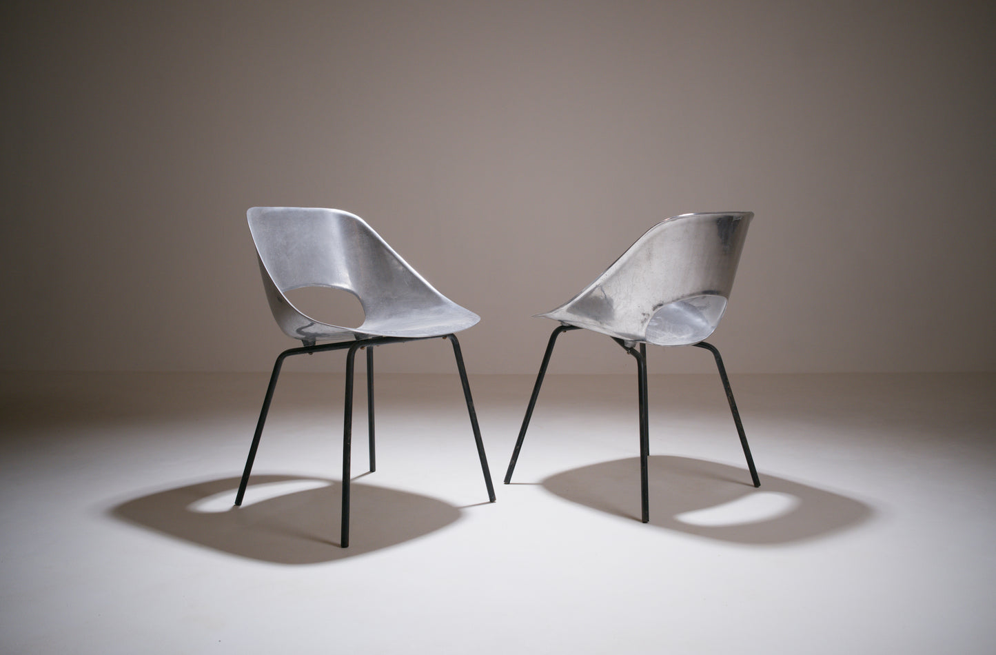 Paire de chaises en fonte d'aluminium par Pierre Guariche