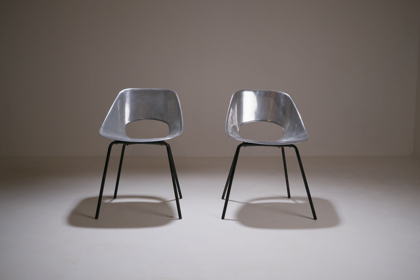 Paire de chaises en fonte d'aluminium par Pierre Guariche