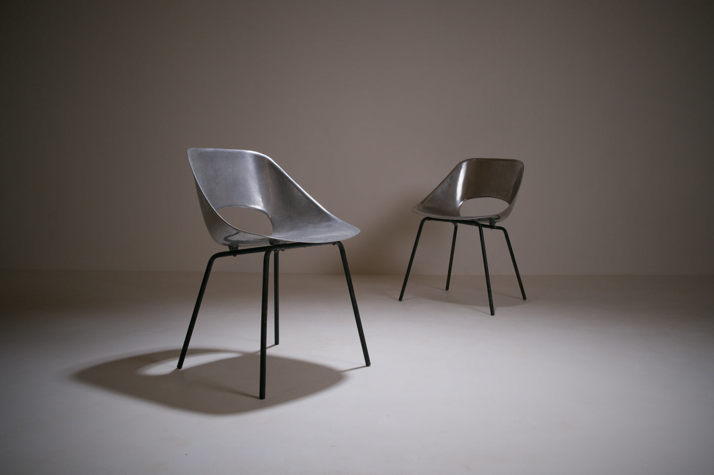 Paire de chaises en fonte d'aluminium par Pierre Guariche