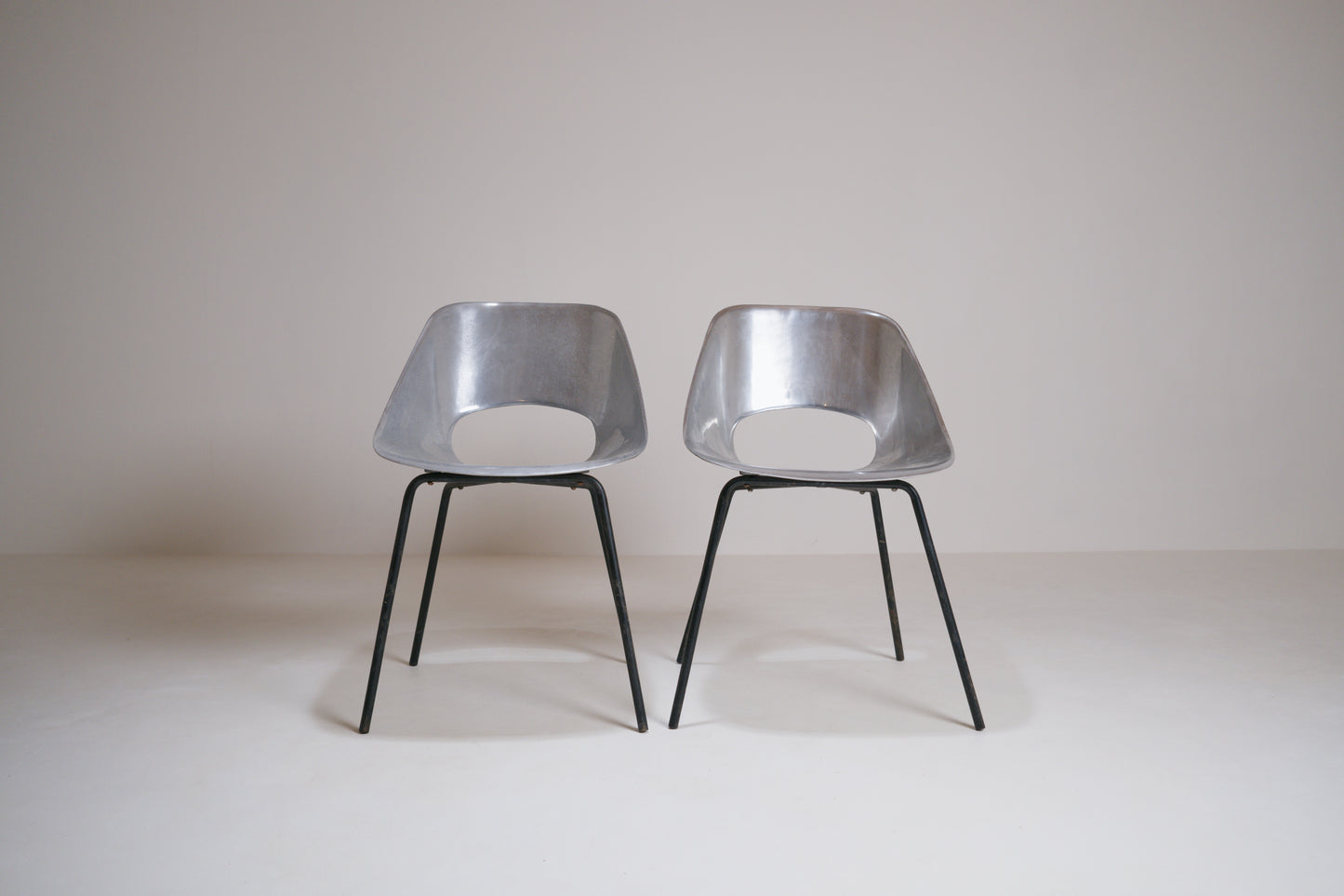 Paire de chaises en fonte d'aluminium par Pierre Guariche