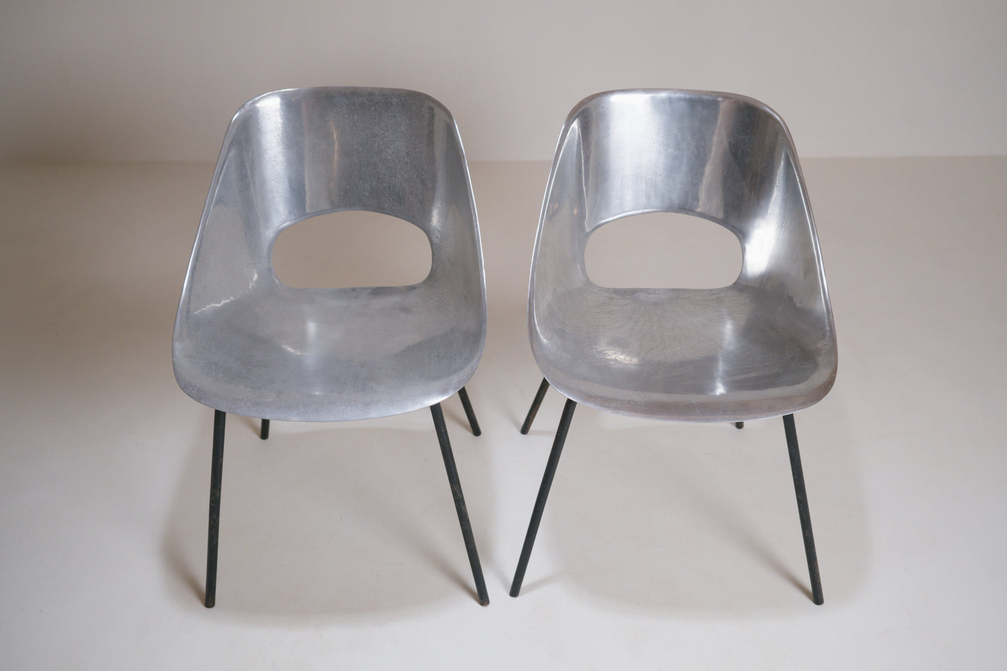 Paire de chaises en fonte d'aluminium par Pierre Guariche