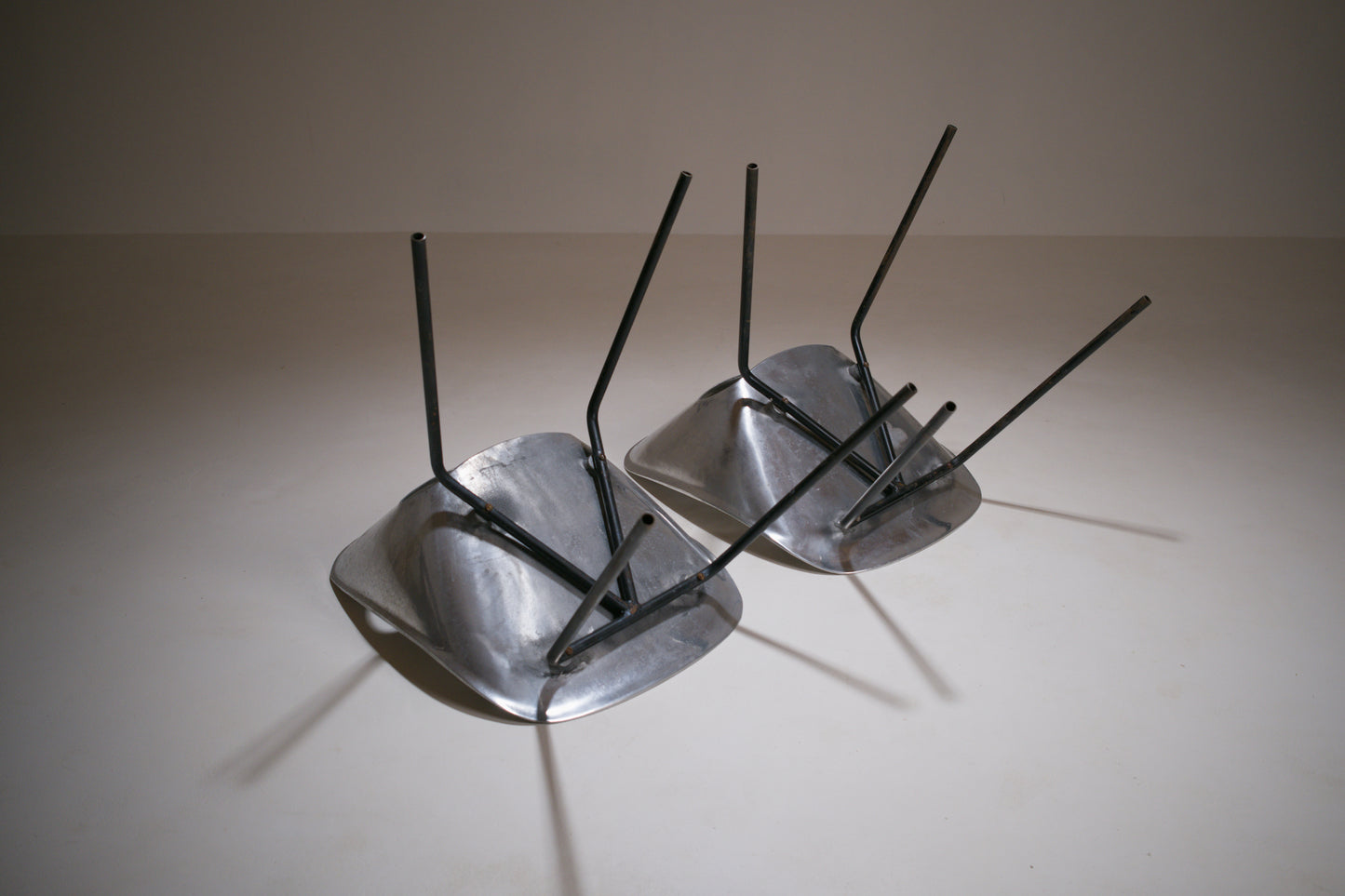 Paire de chaises en fonte d'aluminium par Pierre Guariche