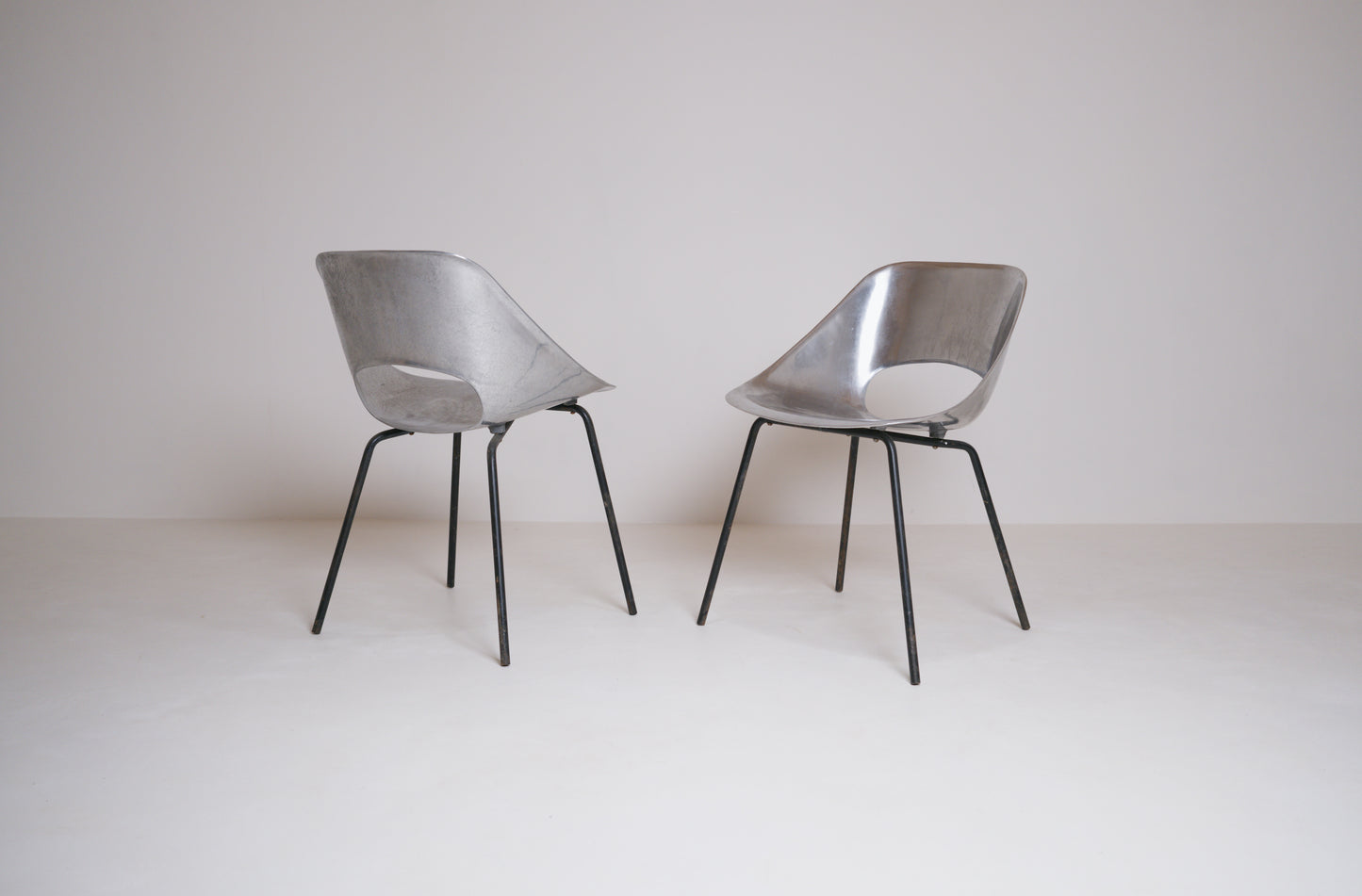 Paire de chaises en fonte d'aluminium par Pierre Guariche