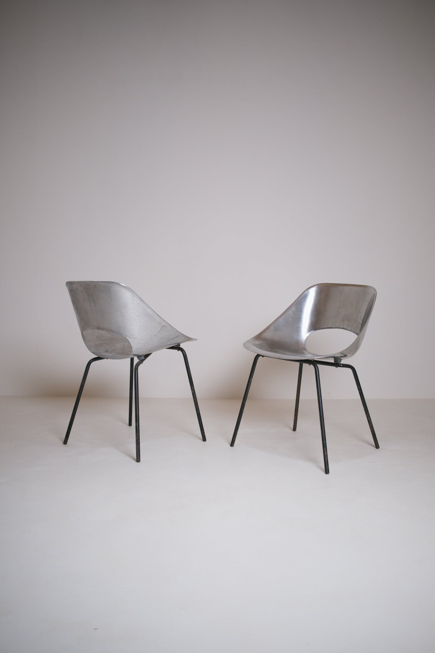 Paire de chaises en fonte d'aluminium par Pierre Guariche