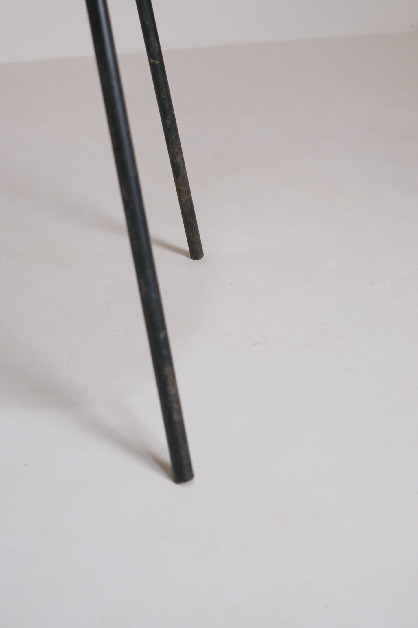 Paire de chaises en fonte d'aluminium par Pierre Guariche
