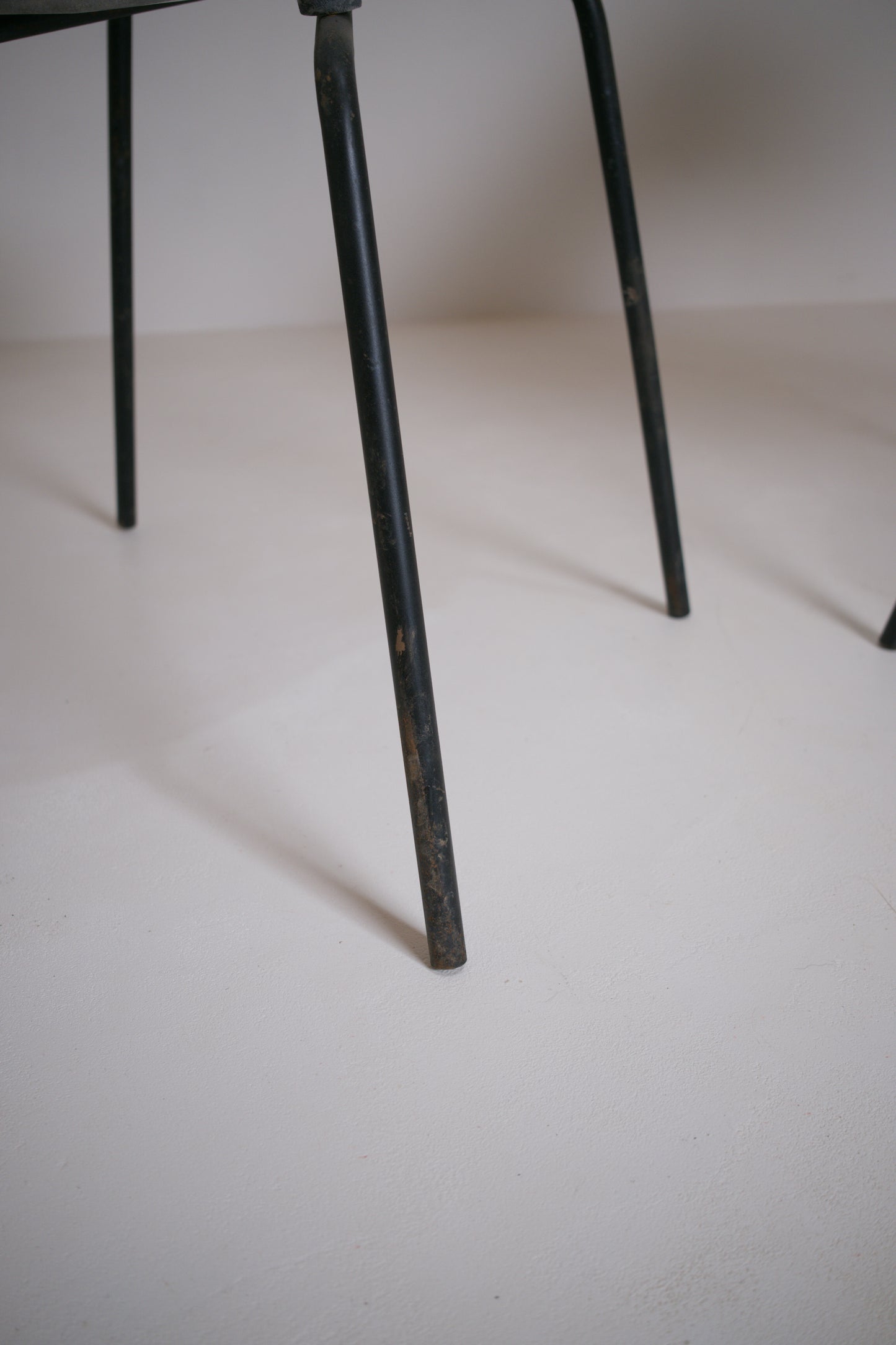 Paire de chaises en fonte d'aluminium par Pierre Guariche