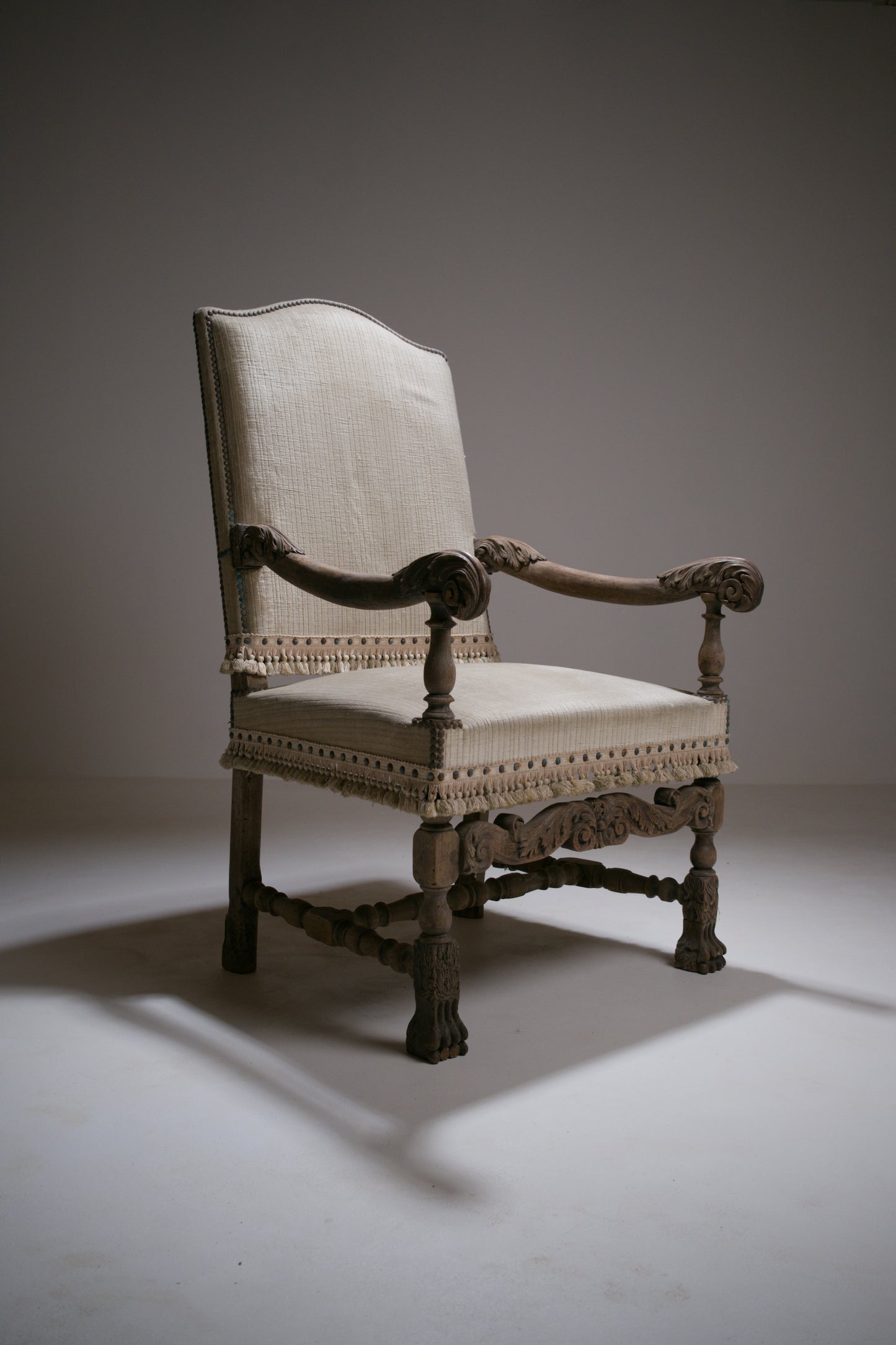 Important fauteuil à bras Louis XIII en bois sculpté