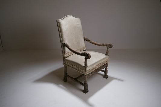 Important fauteuil à bras Louis XIII en bois sculpté