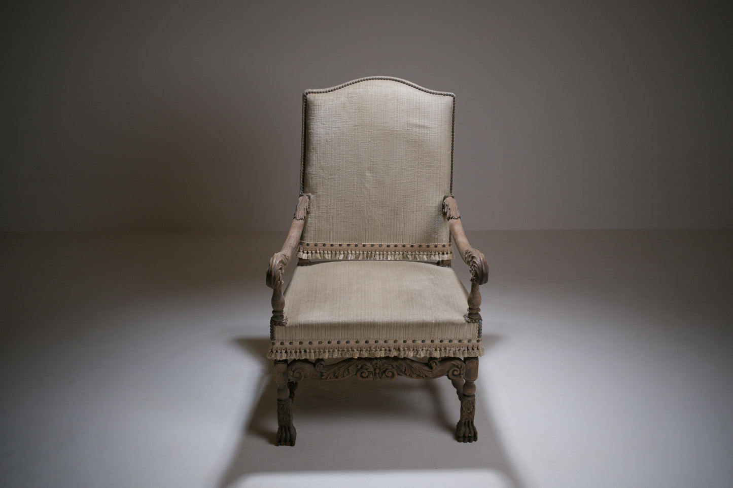 Important fauteuil à bras Louis XIII en bois sculpté
