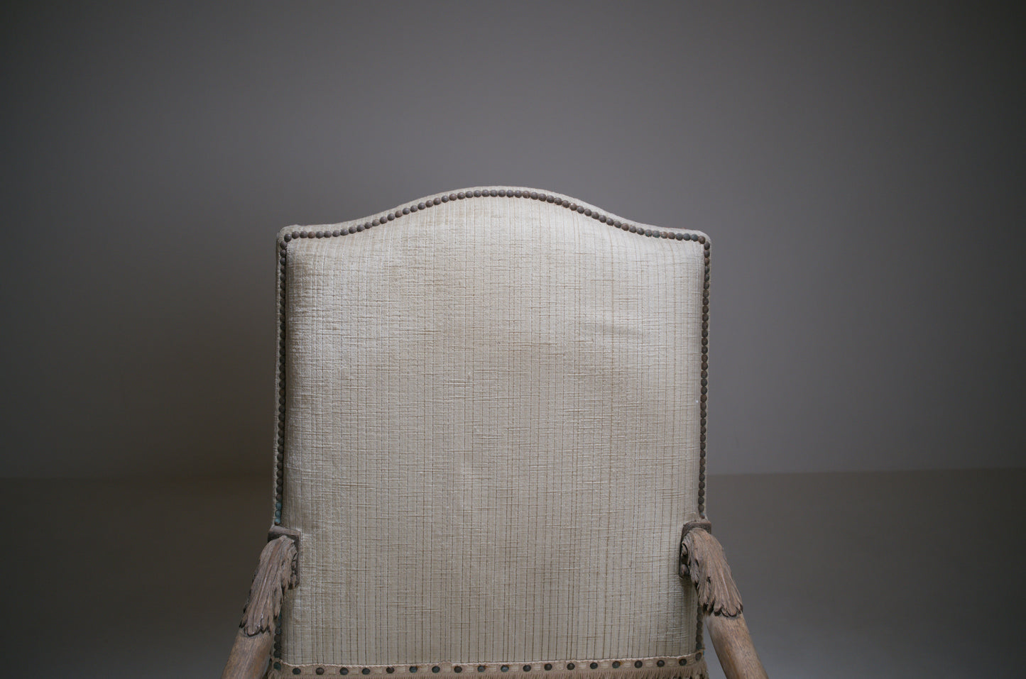 Important fauteuil à bras Louis XIII en bois sculpté