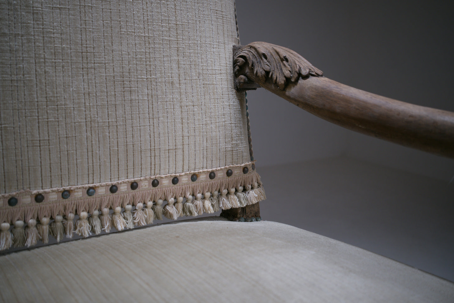 Important fauteuil à bras Louis XIII en bois sculpté