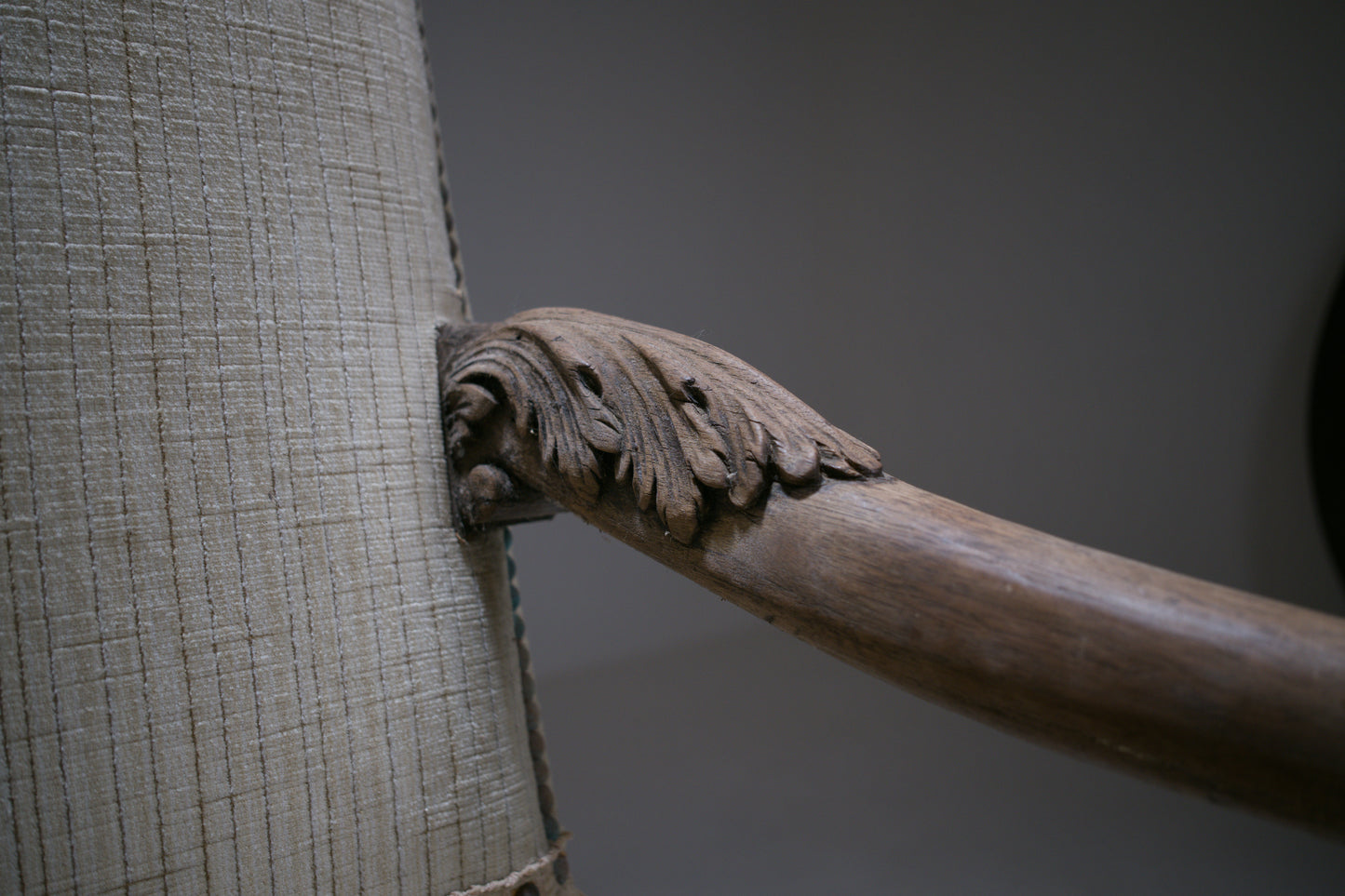 Important fauteuil à bras Louis XIII en bois sculpté