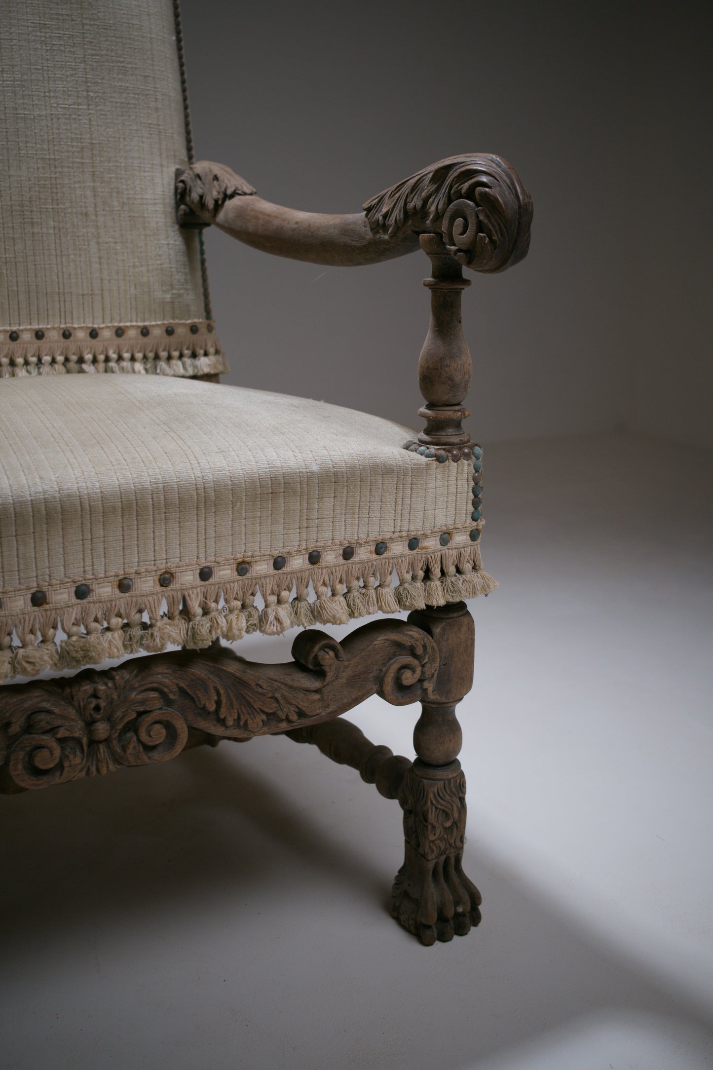 Important fauteuil à bras Louis XIII en bois sculpté