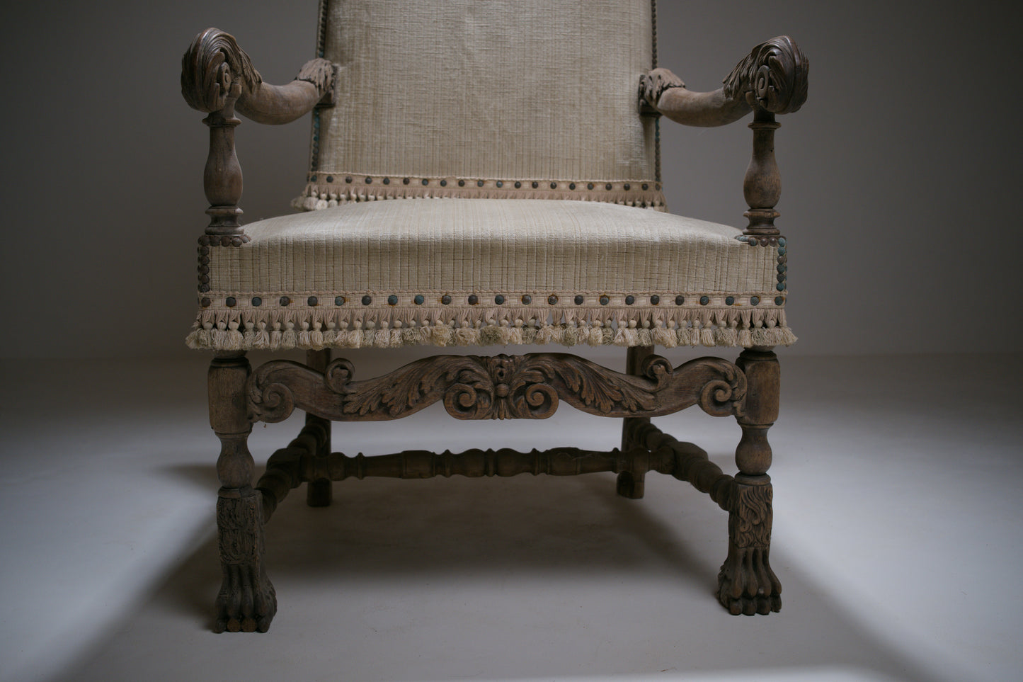 Important fauteuil à bras Louis XIII en bois sculpté