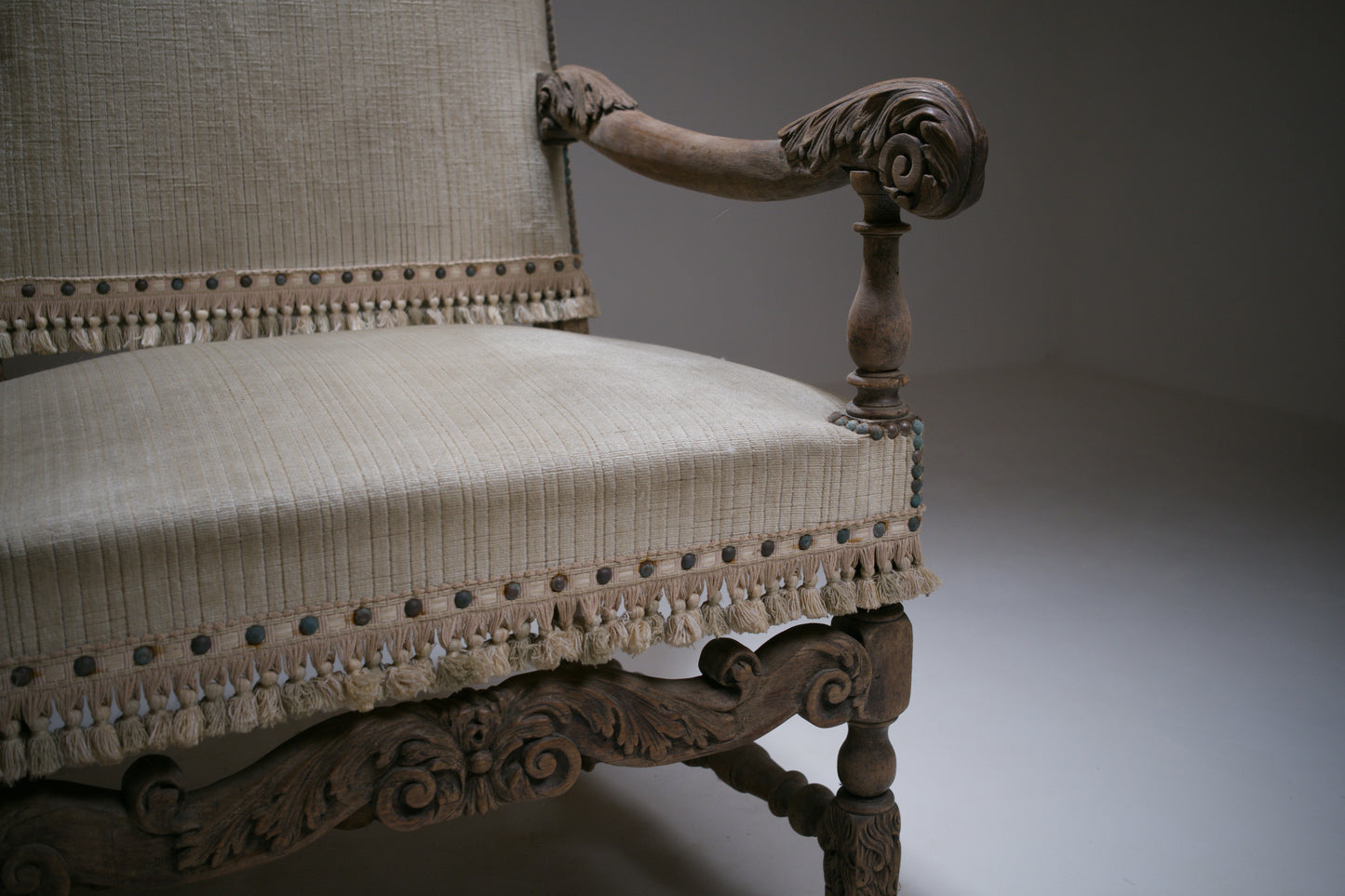 Important fauteuil à bras Louis XIII en bois sculpté
