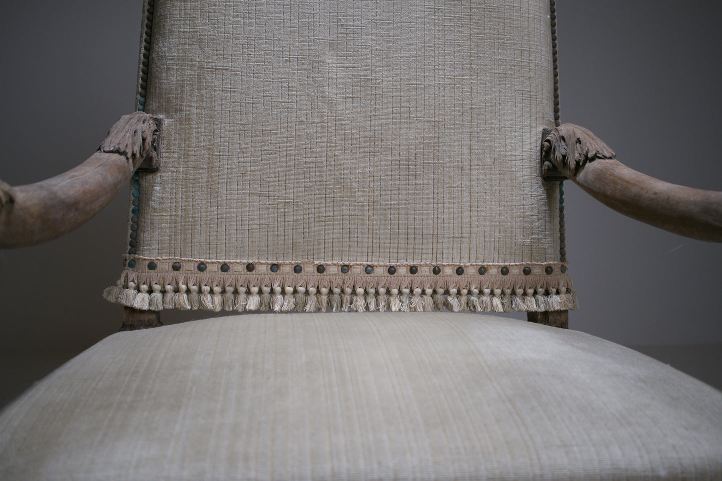 Important fauteuil à bras Louis XIII en bois sculpté