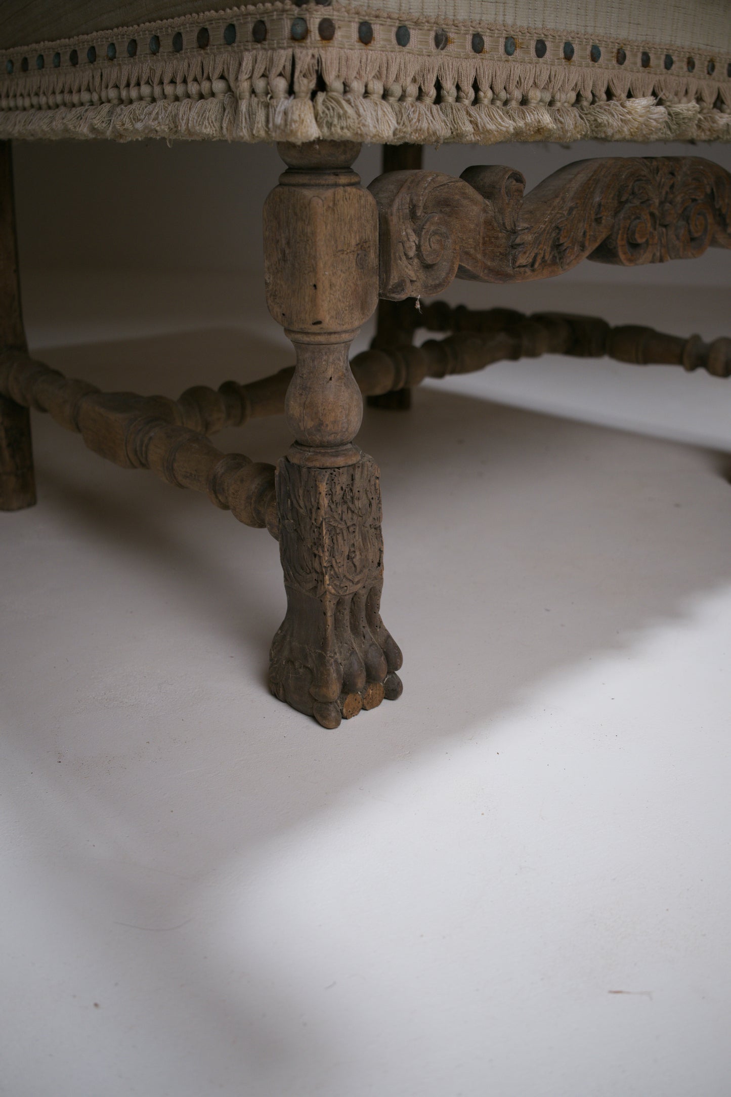 Important fauteuil à bras Louis XIII en bois sculpté