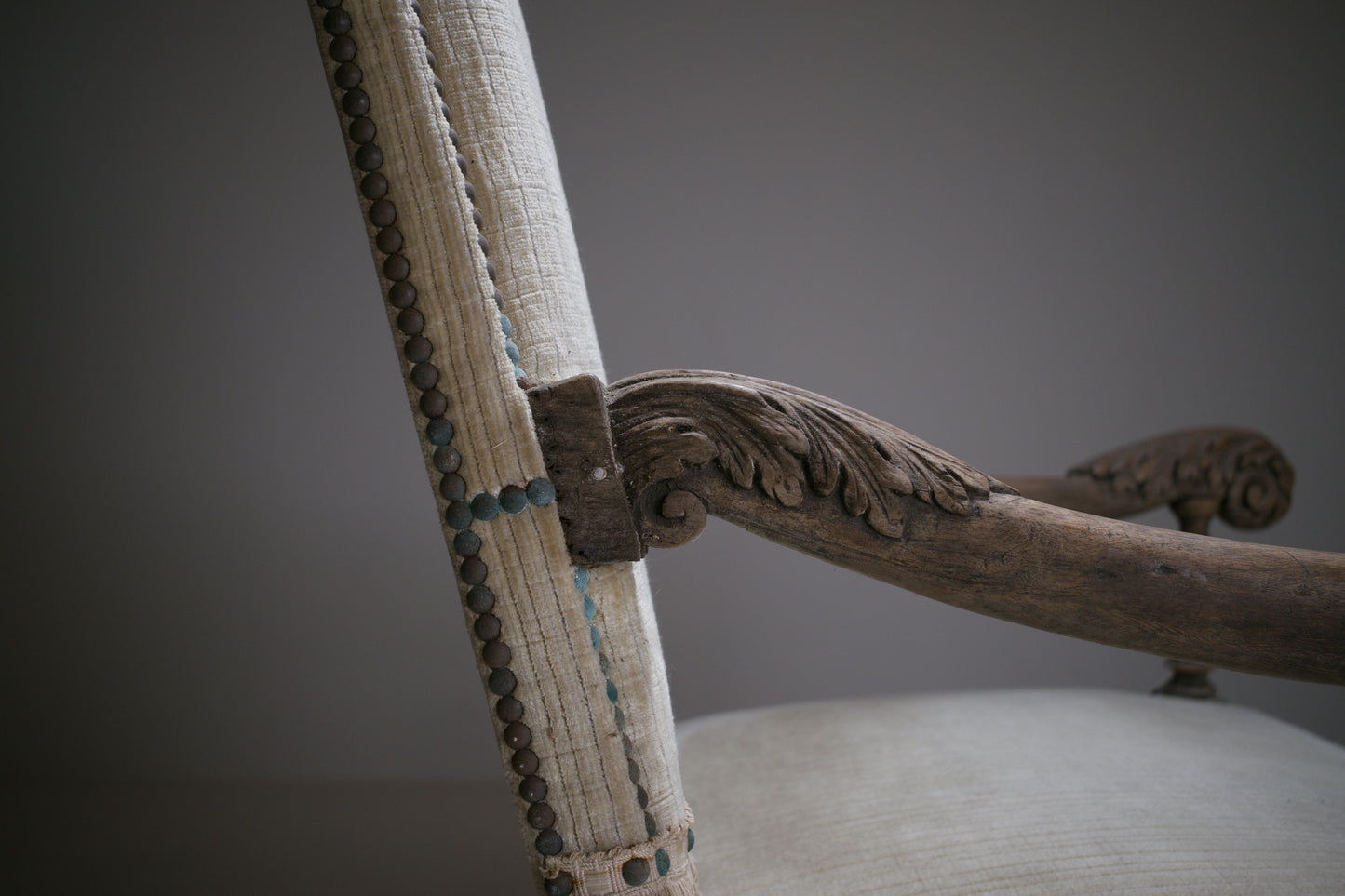 Important fauteuil à bras Louis XIII en bois sculpté