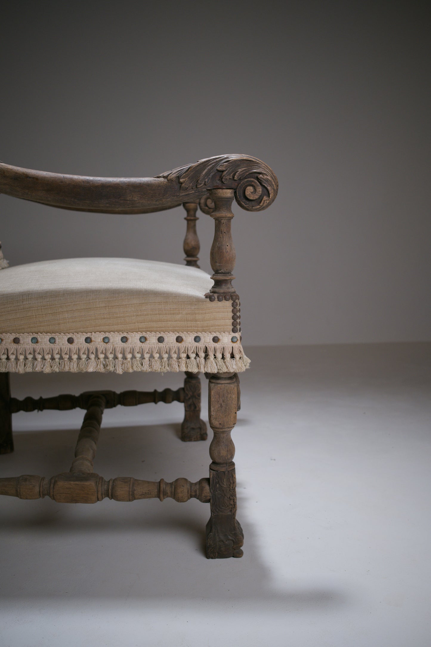 Important fauteuil à bras Louis XIII en bois sculpté