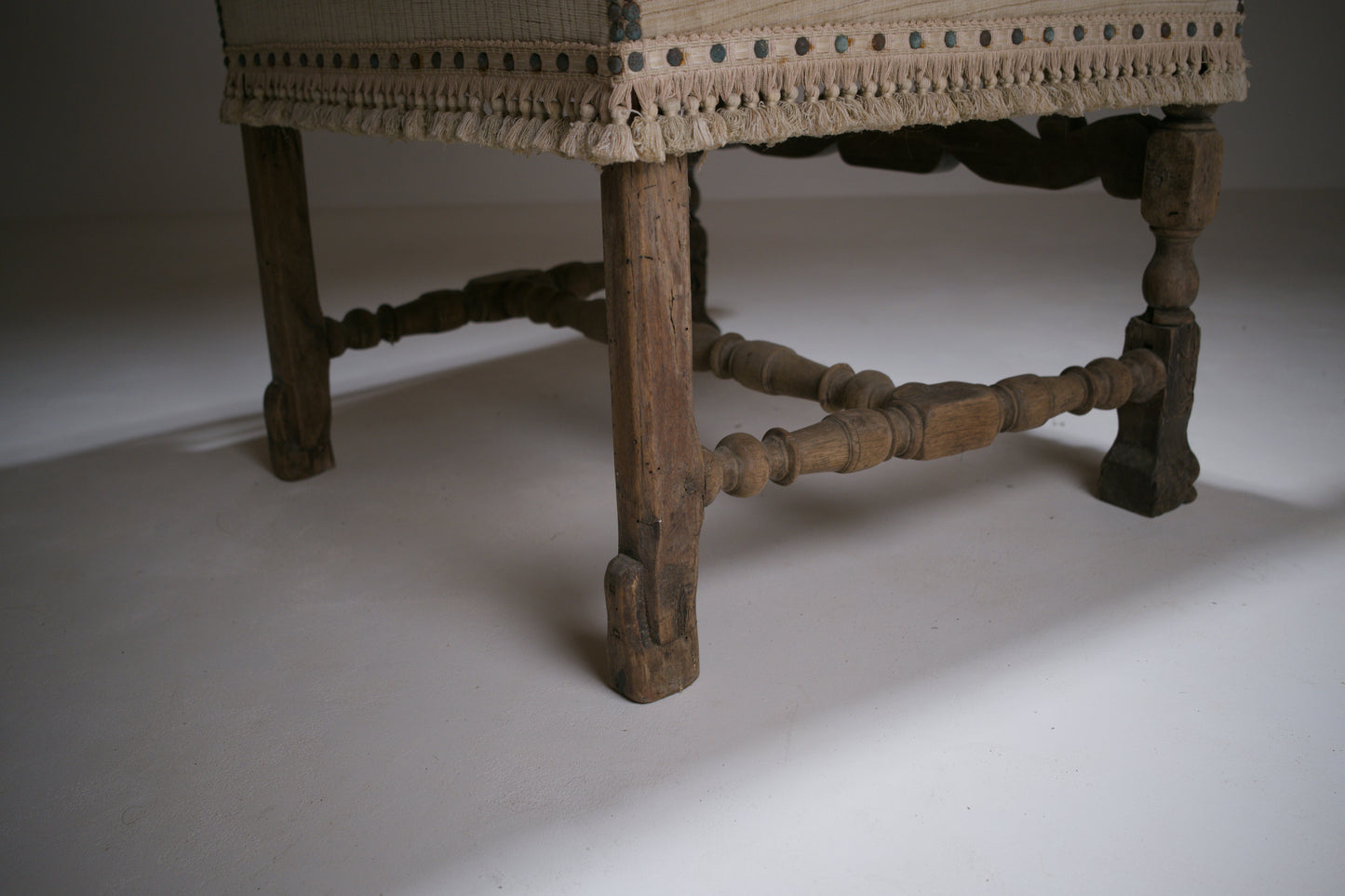 Important fauteuil à bras Louis XIII en bois sculpté