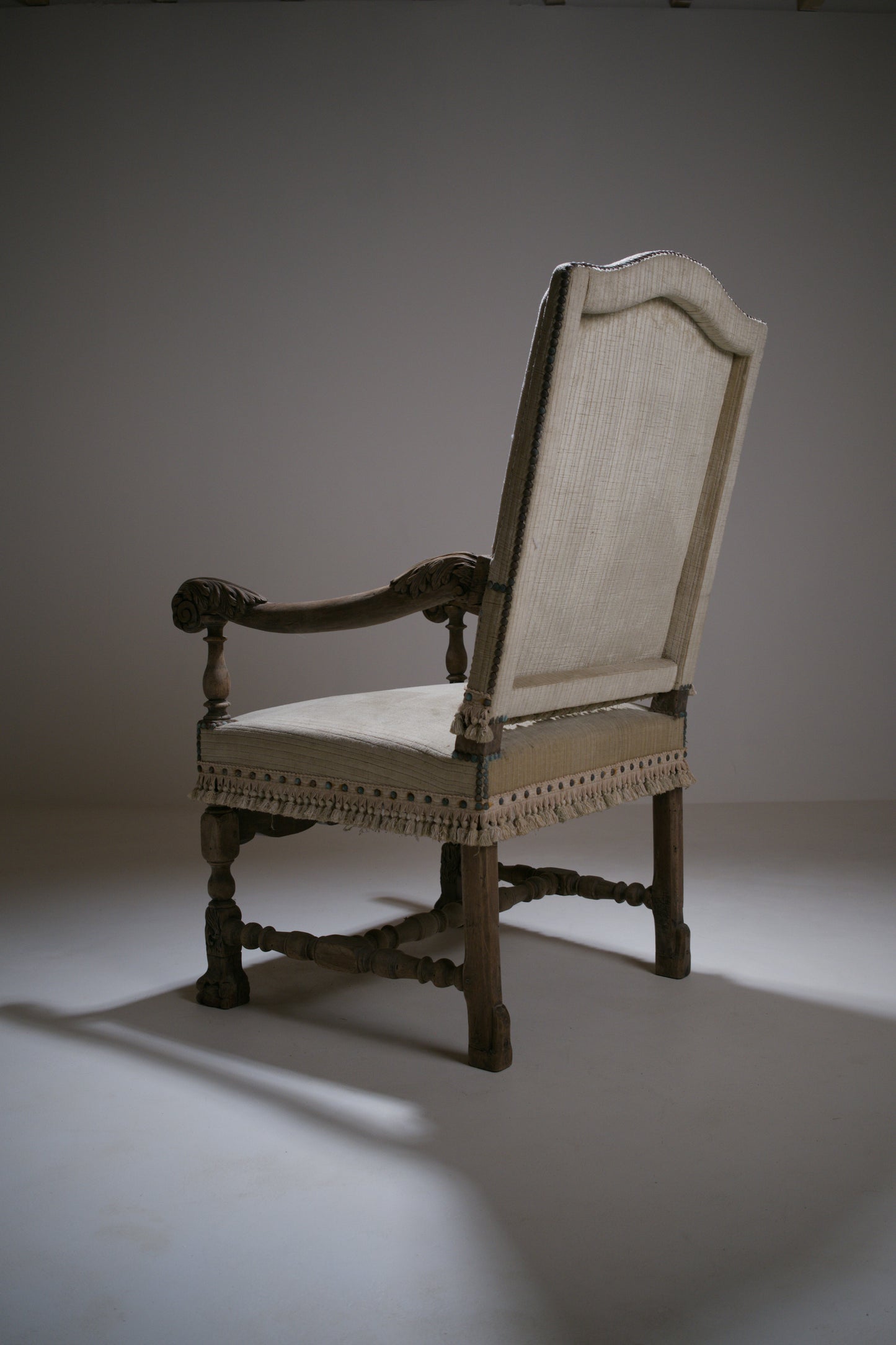 Important fauteuil à bras Louis XIII en bois sculpté
