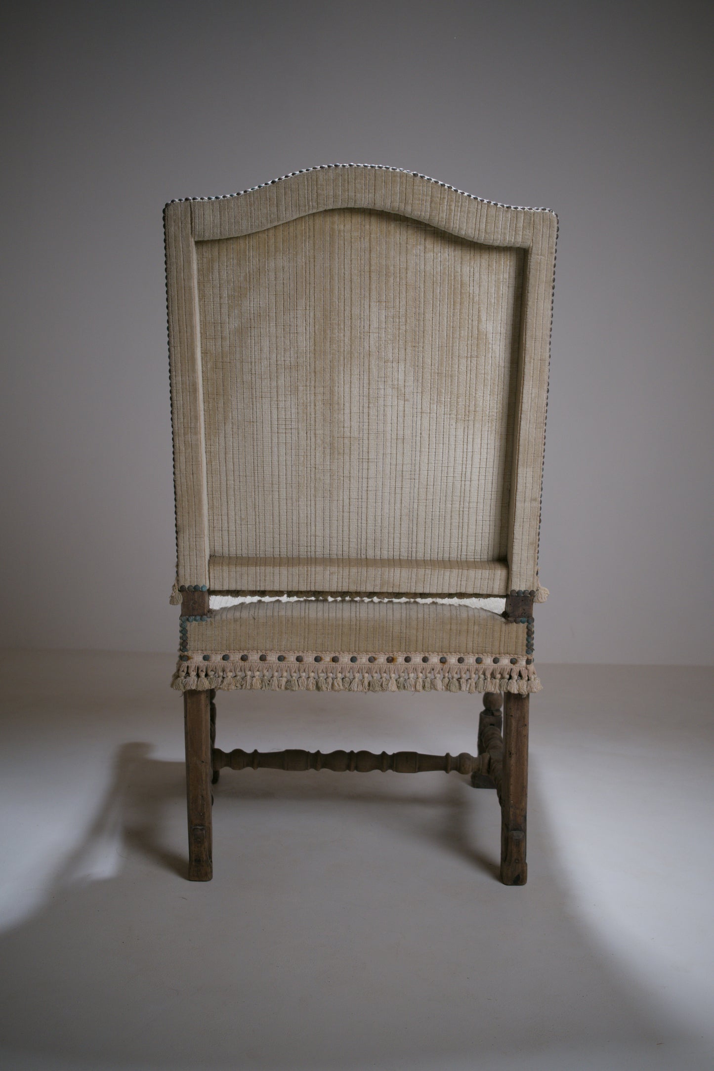 Important fauteuil à bras Louis XIII en bois sculpté