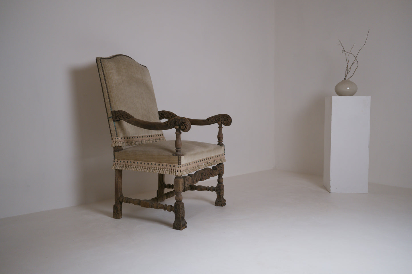 Important fauteuil à bras Louis XIII en bois sculpté