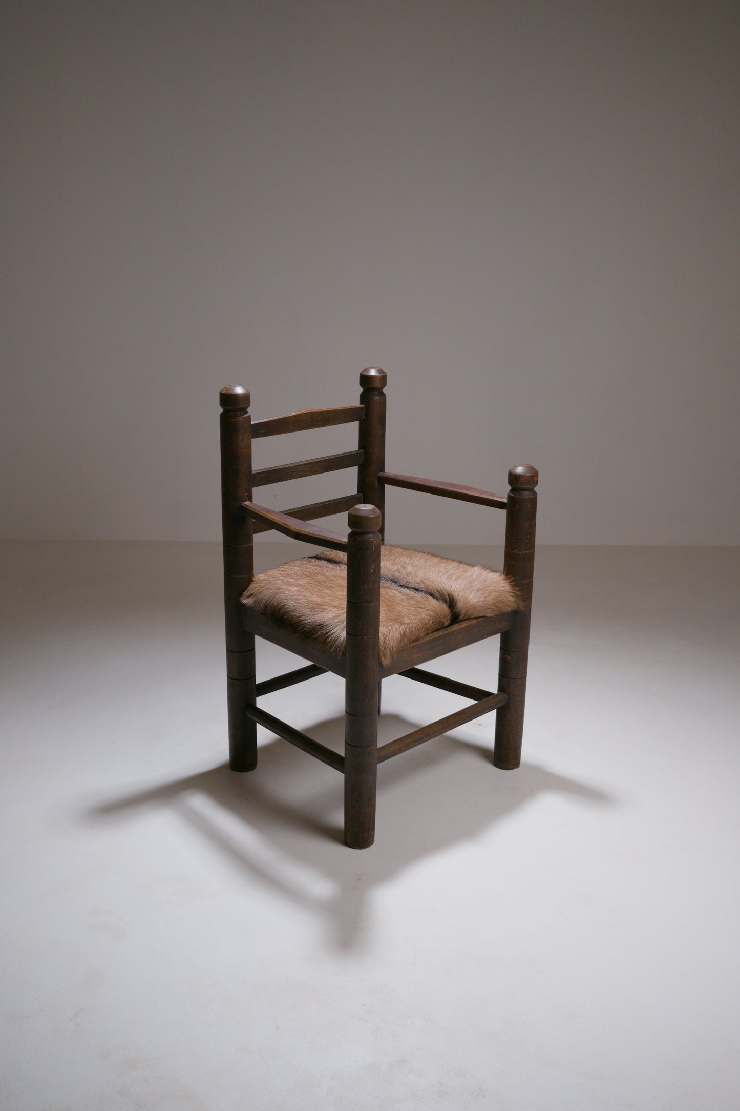 Important fauteuil rustique moderniste français en chêne teinté et peau