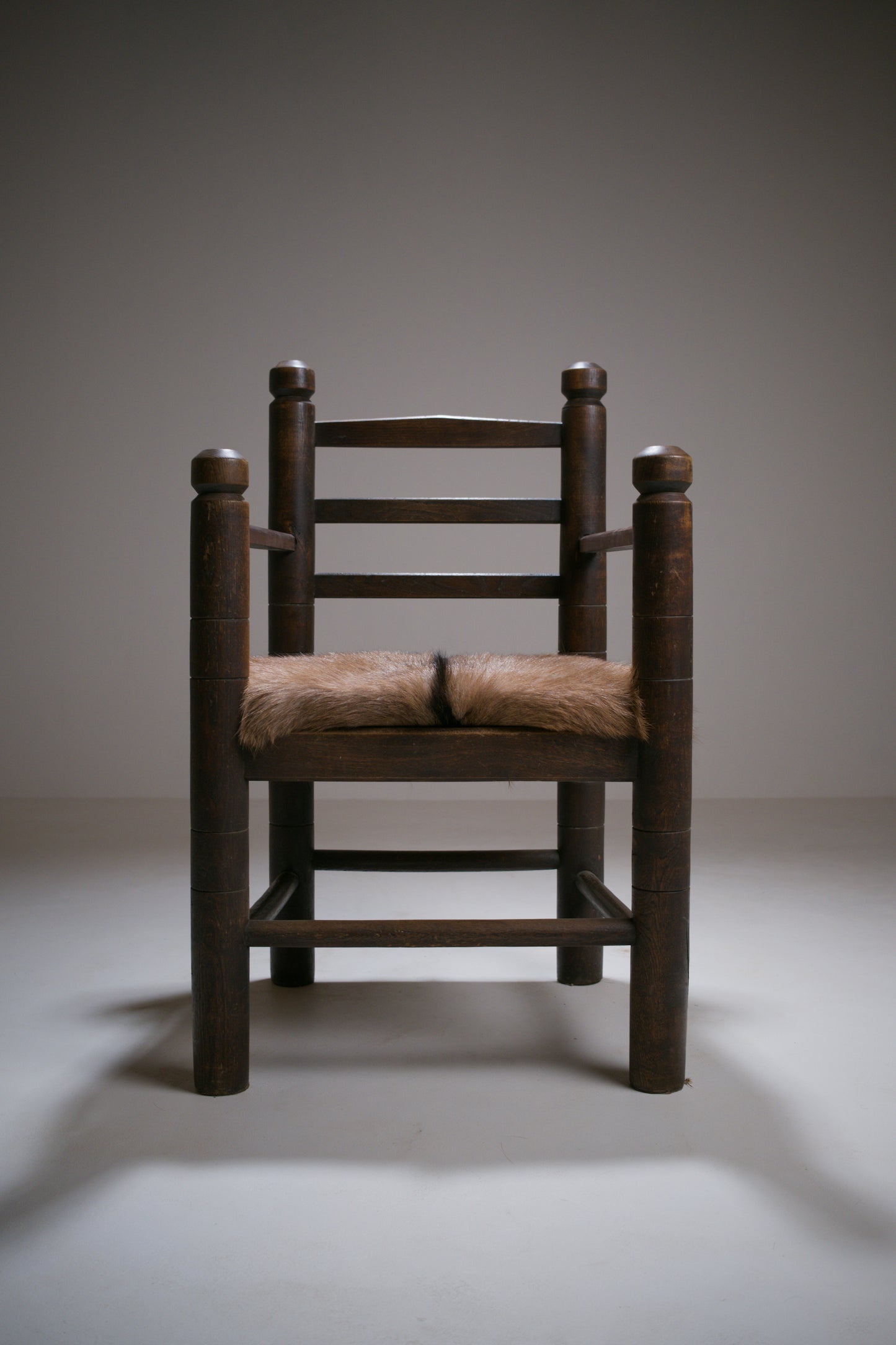 Important fauteuil rustique moderniste français en chêne teinté et peau