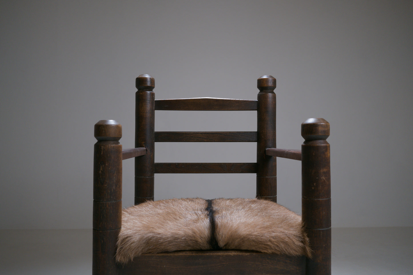Important fauteuil rustique moderniste français en chêne teinté et peau
