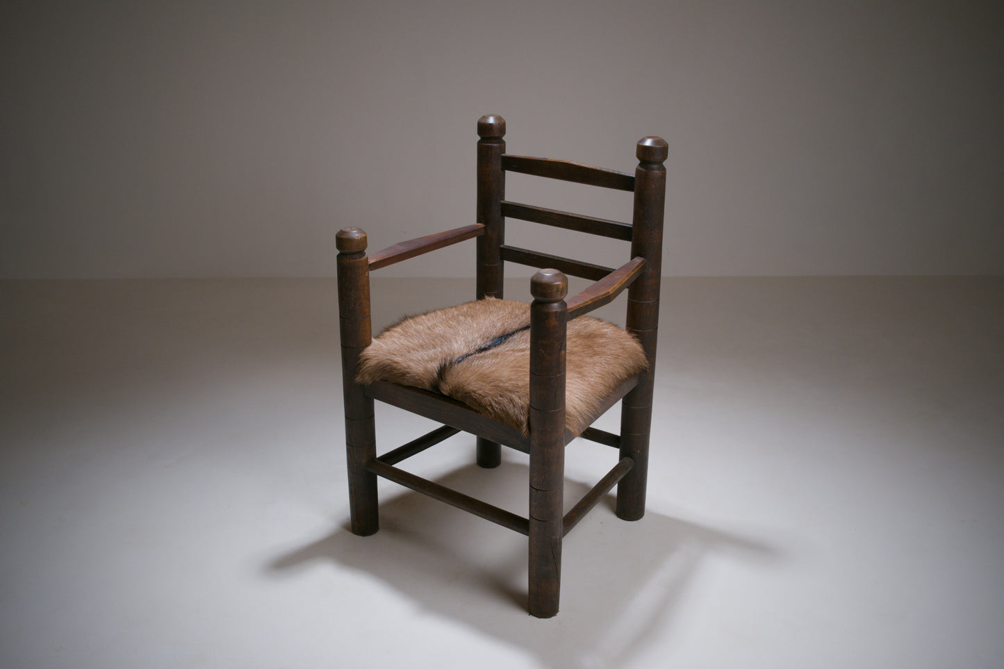 Important fauteuil rustique moderniste français en chêne teinté et peau