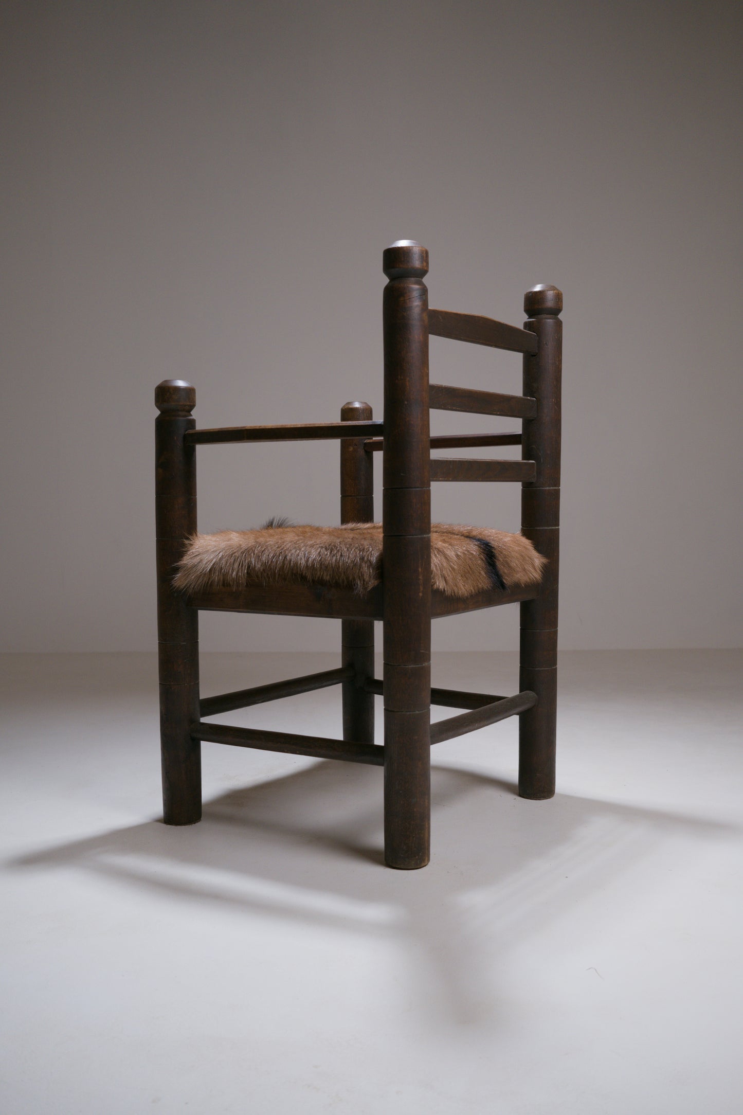 Important fauteuil rustique moderniste français en chêne teinté et peau