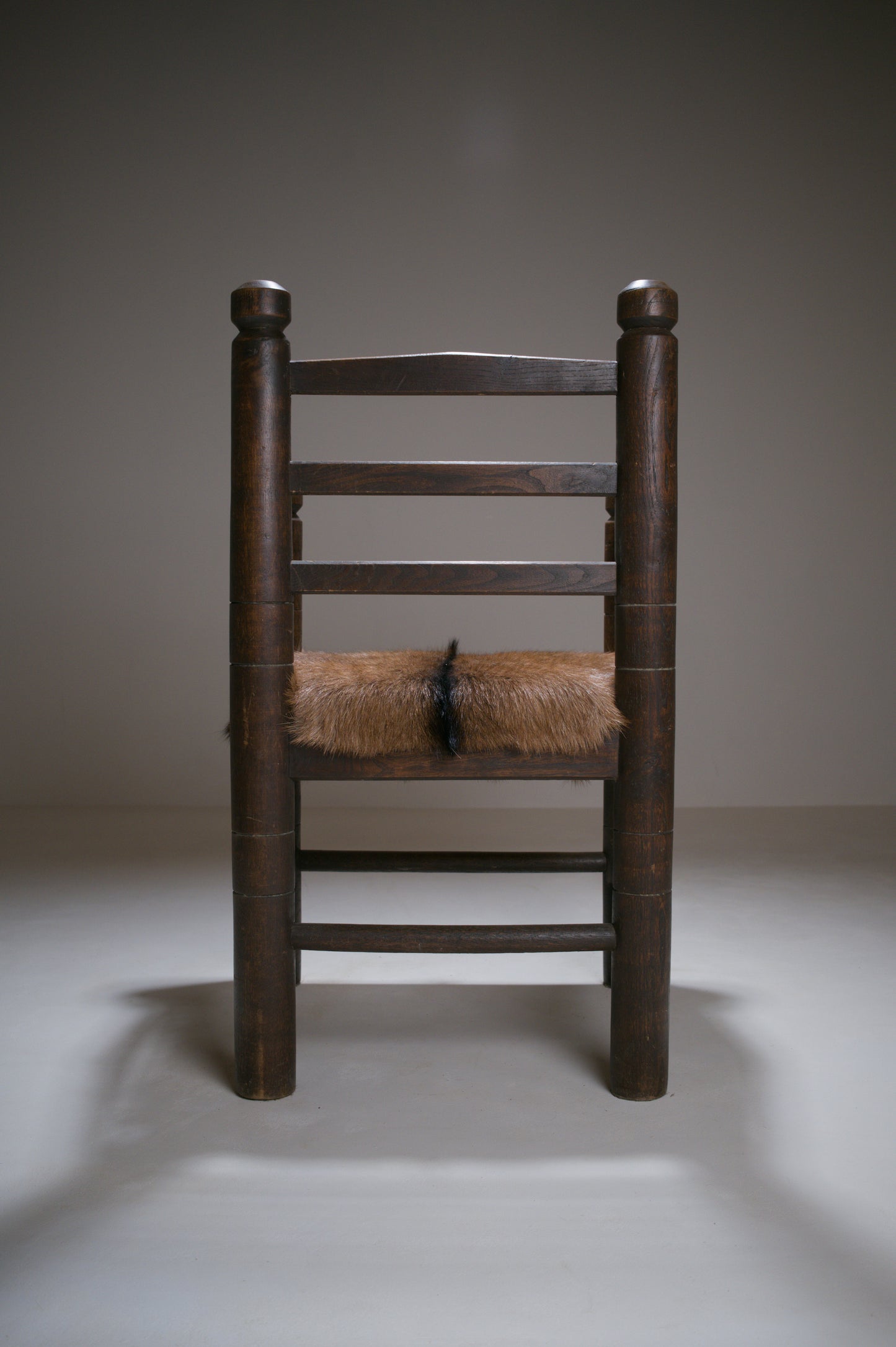 Important fauteuil rustique moderniste français en chêne teinté et peau