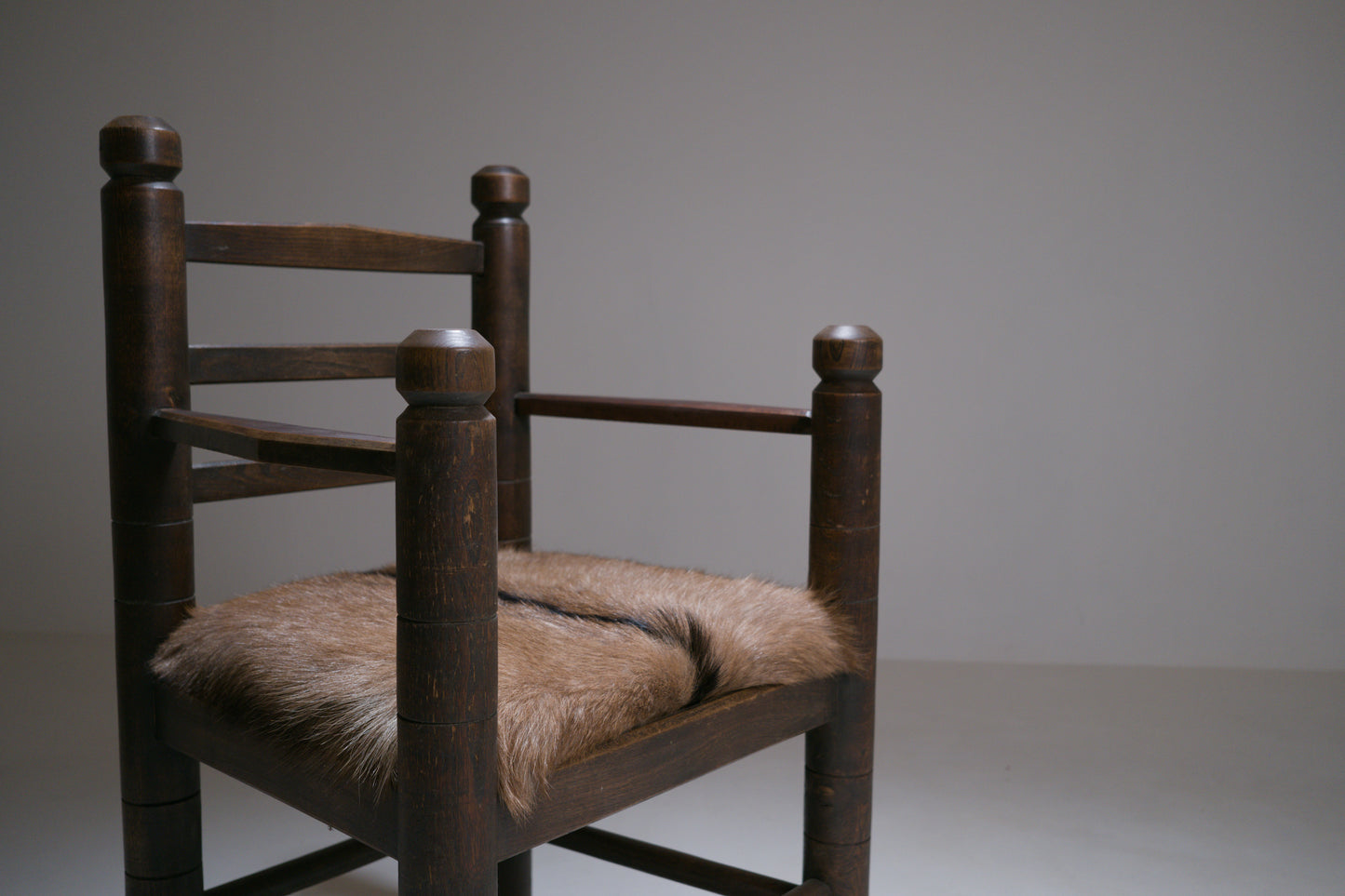 Important fauteuil rustique moderniste français en chêne teinté et peau
