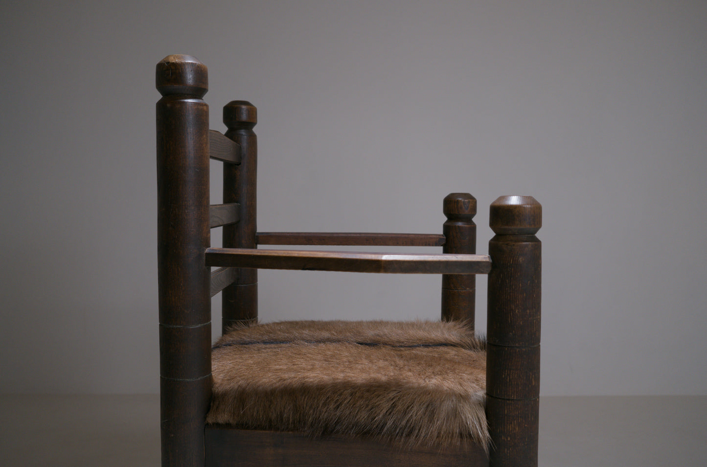 Important fauteuil rustique moderniste français en chêne teinté et peau