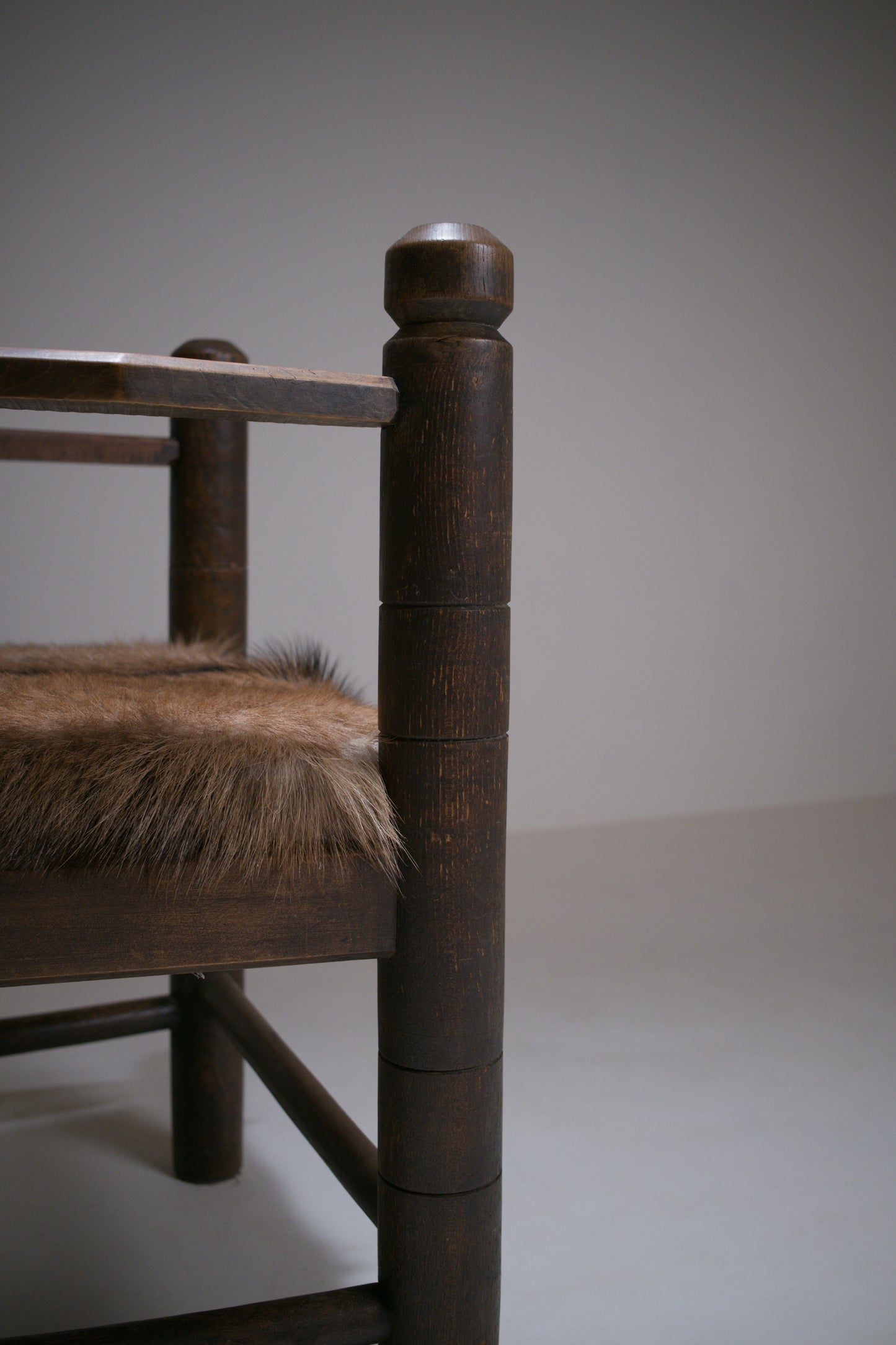Important fauteuil rustique moderniste français en chêne teinté et peau