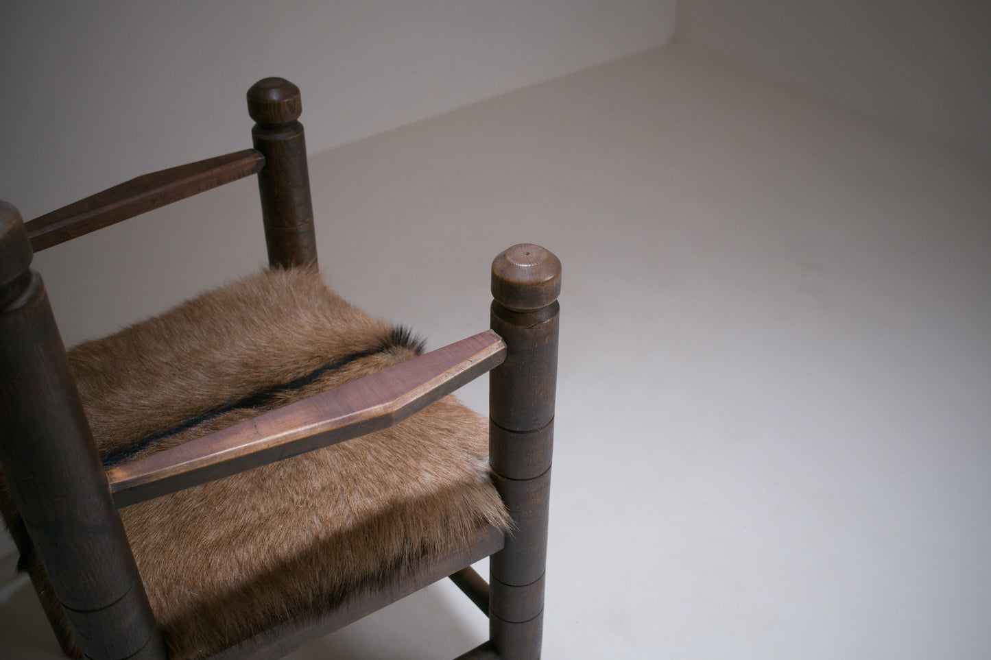 Important fauteuil rustique moderniste français en chêne teinté et peau