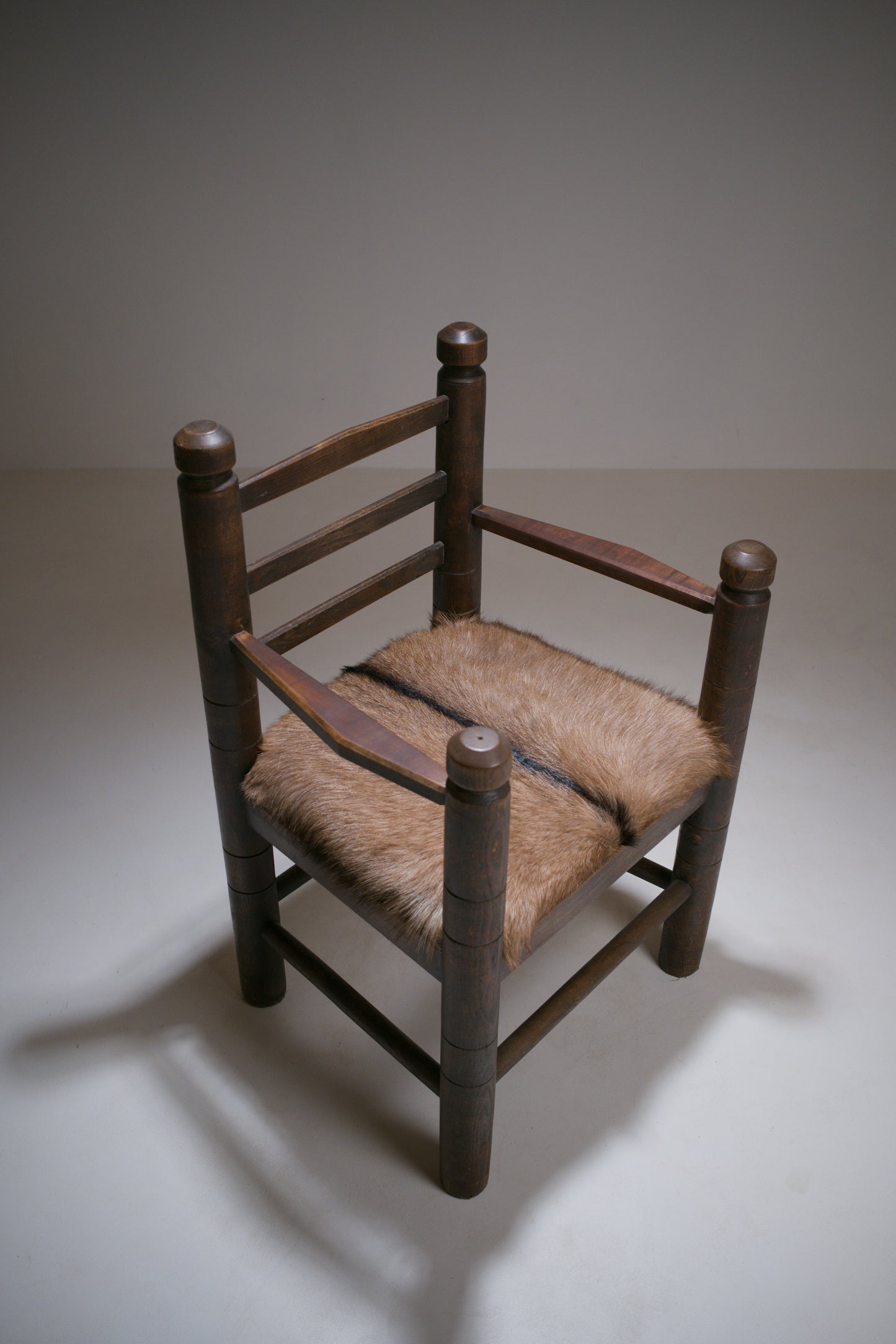 Important fauteuil rustique moderniste français en chêne teinté et peau