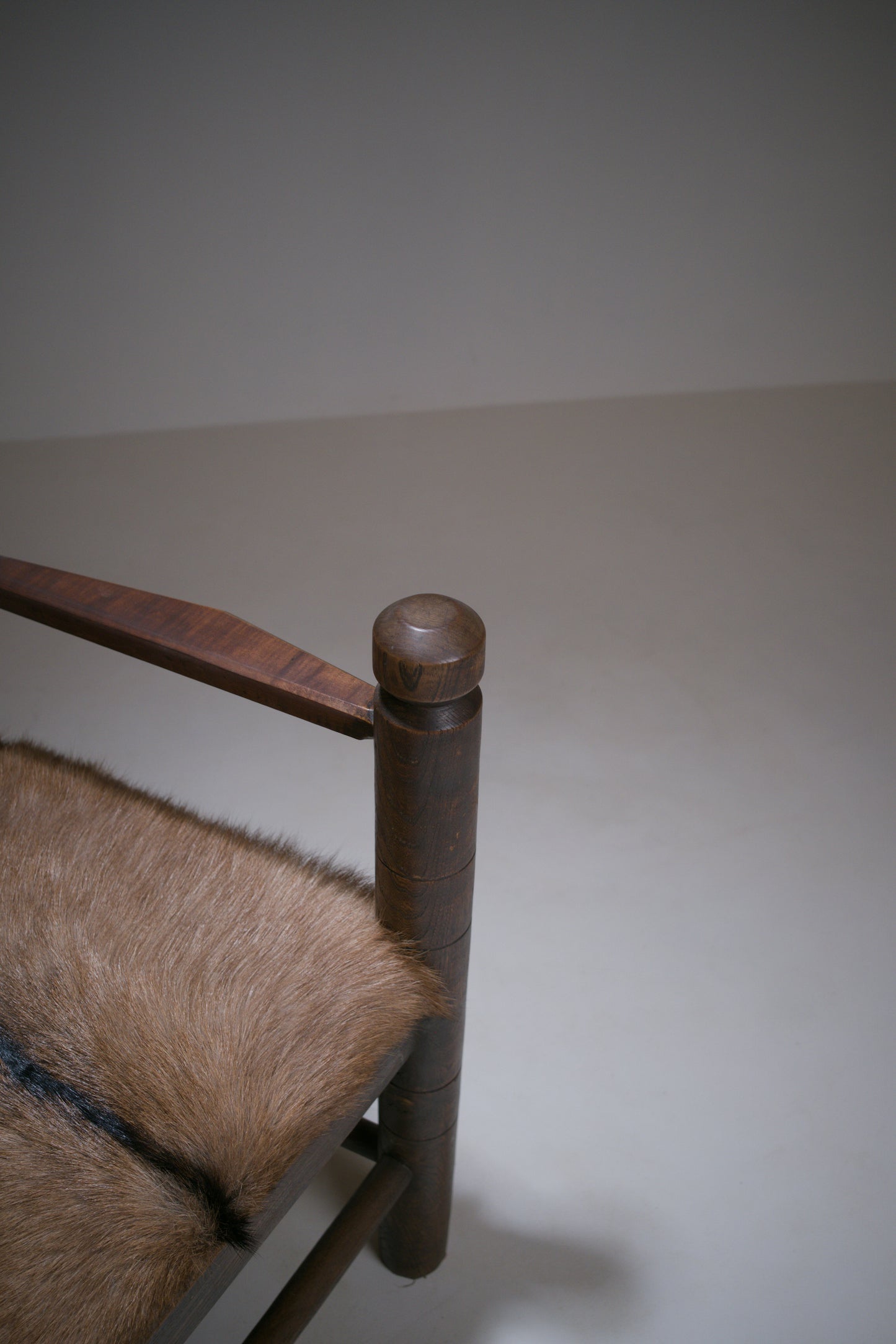 Important fauteuil rustique moderniste français en chêne teinté et peau