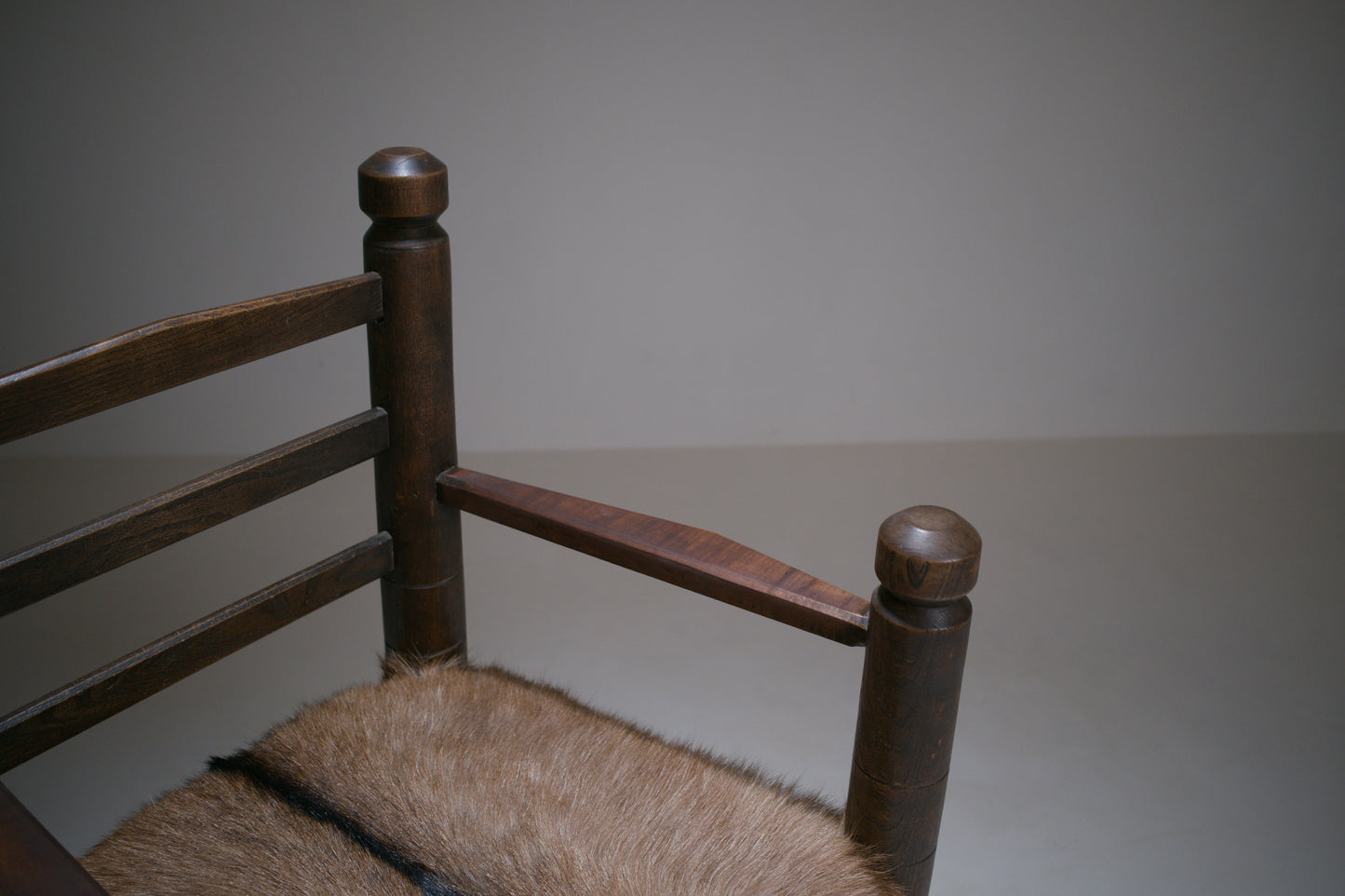 Important fauteuil rustique moderniste français en chêne teinté et peau