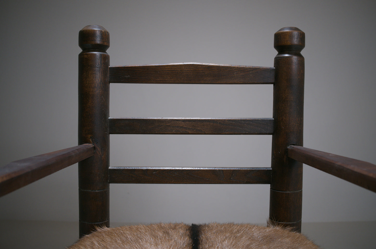 Important fauteuil rustique moderniste français en chêne teinté et peau