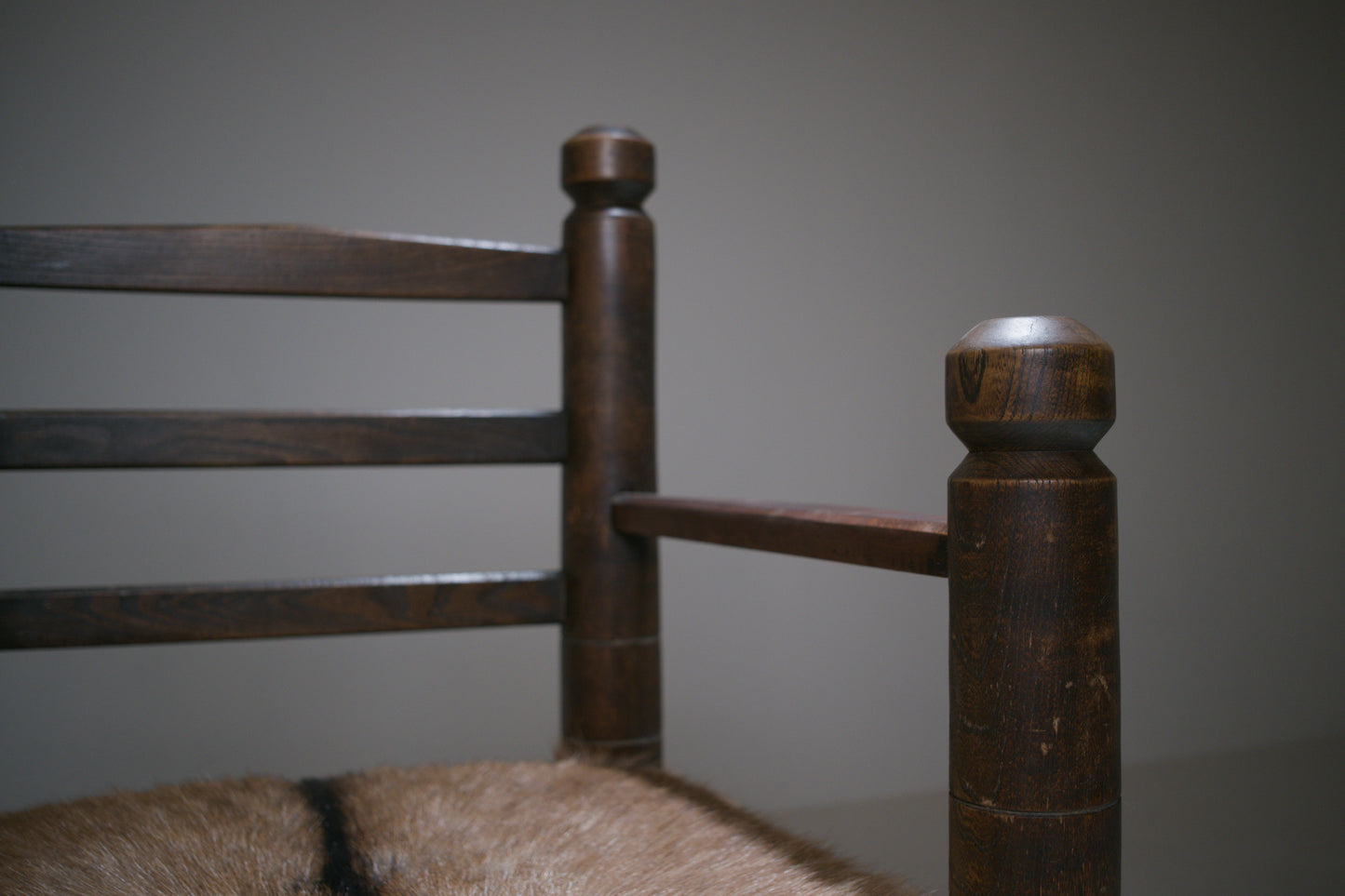 Important fauteuil rustique moderniste français en chêne teinté et peau