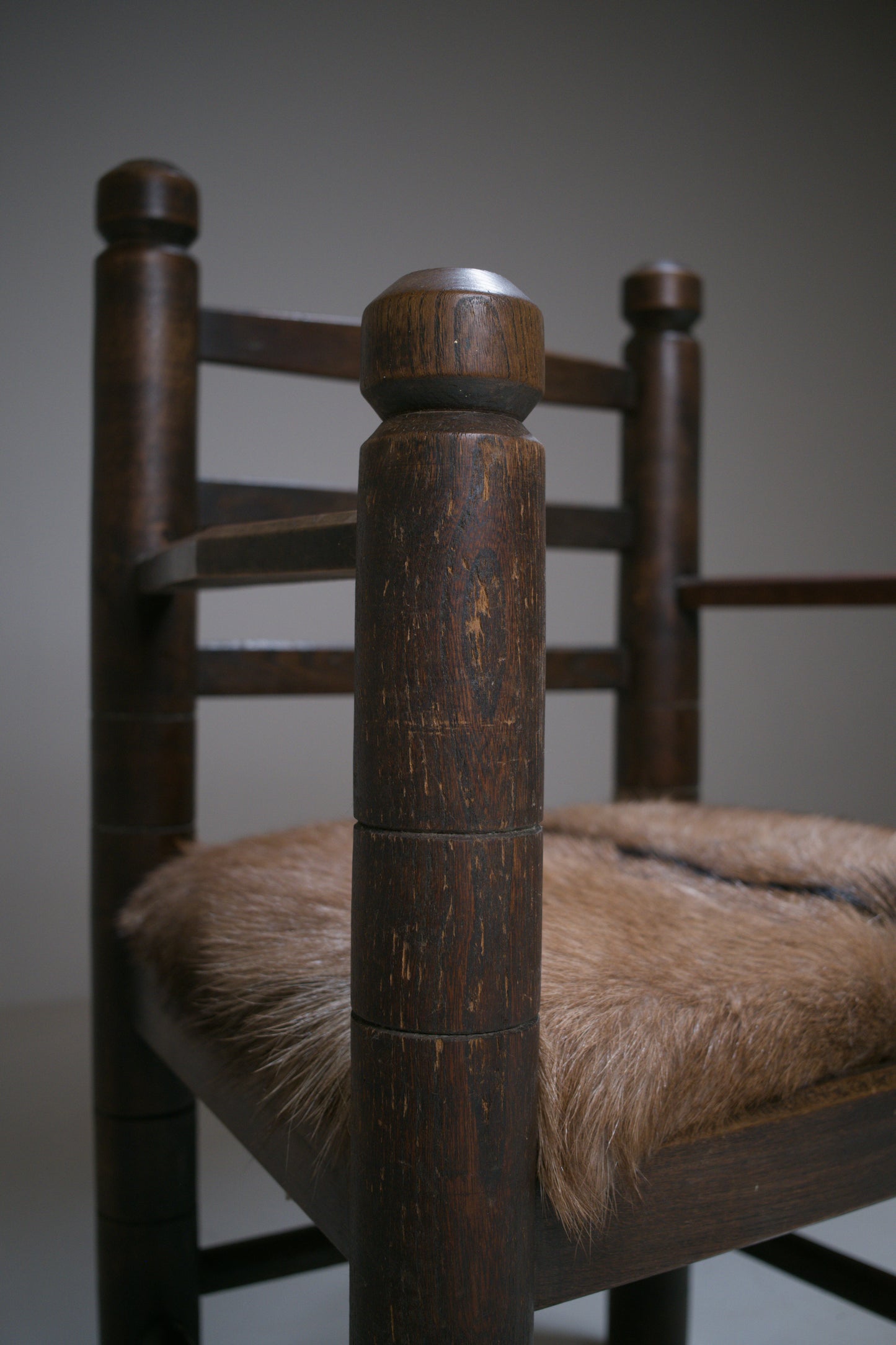 Important fauteuil rustique moderniste français en chêne teinté et peau